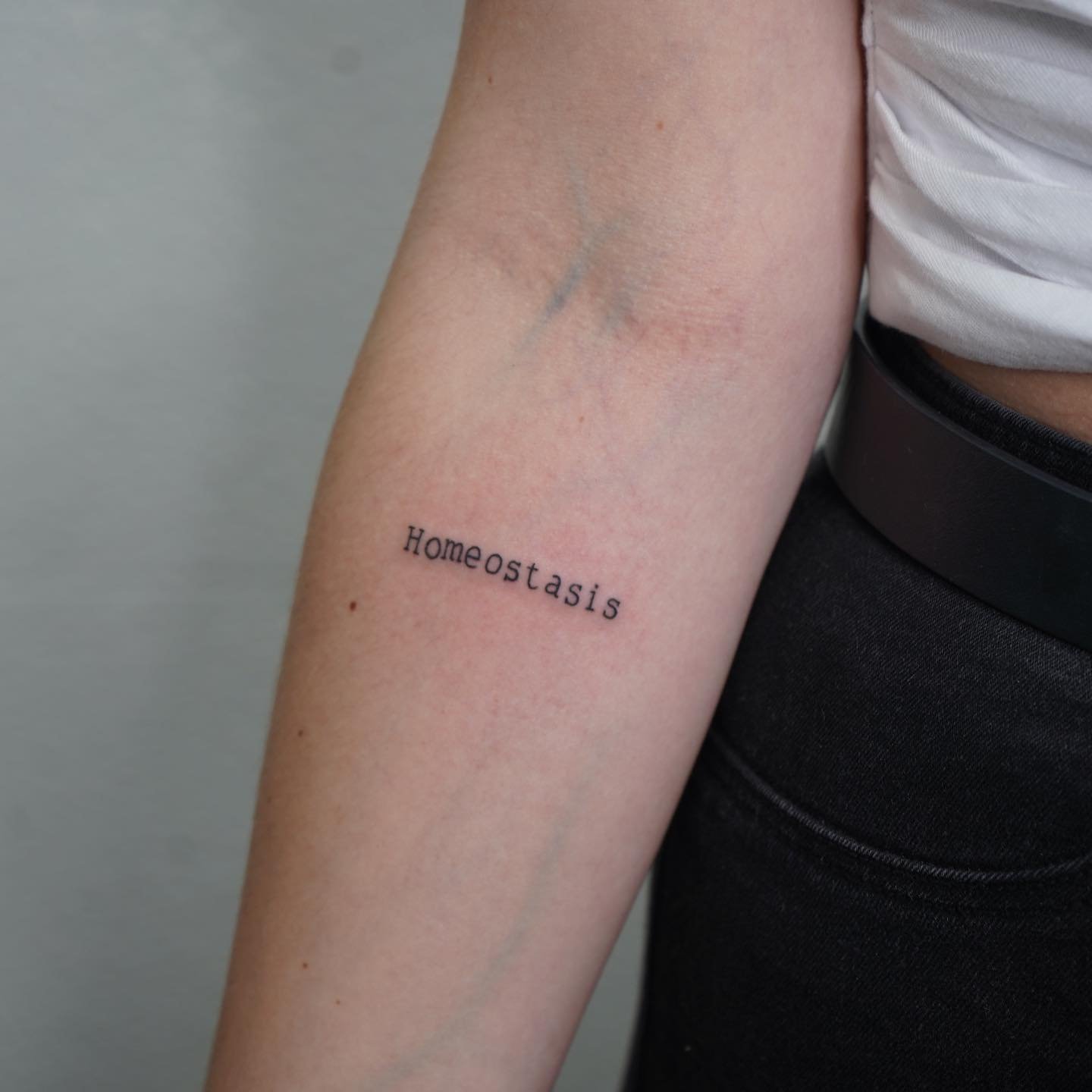 Tatuaje de frase en antebrazo, línea fina Sinkply Madrid