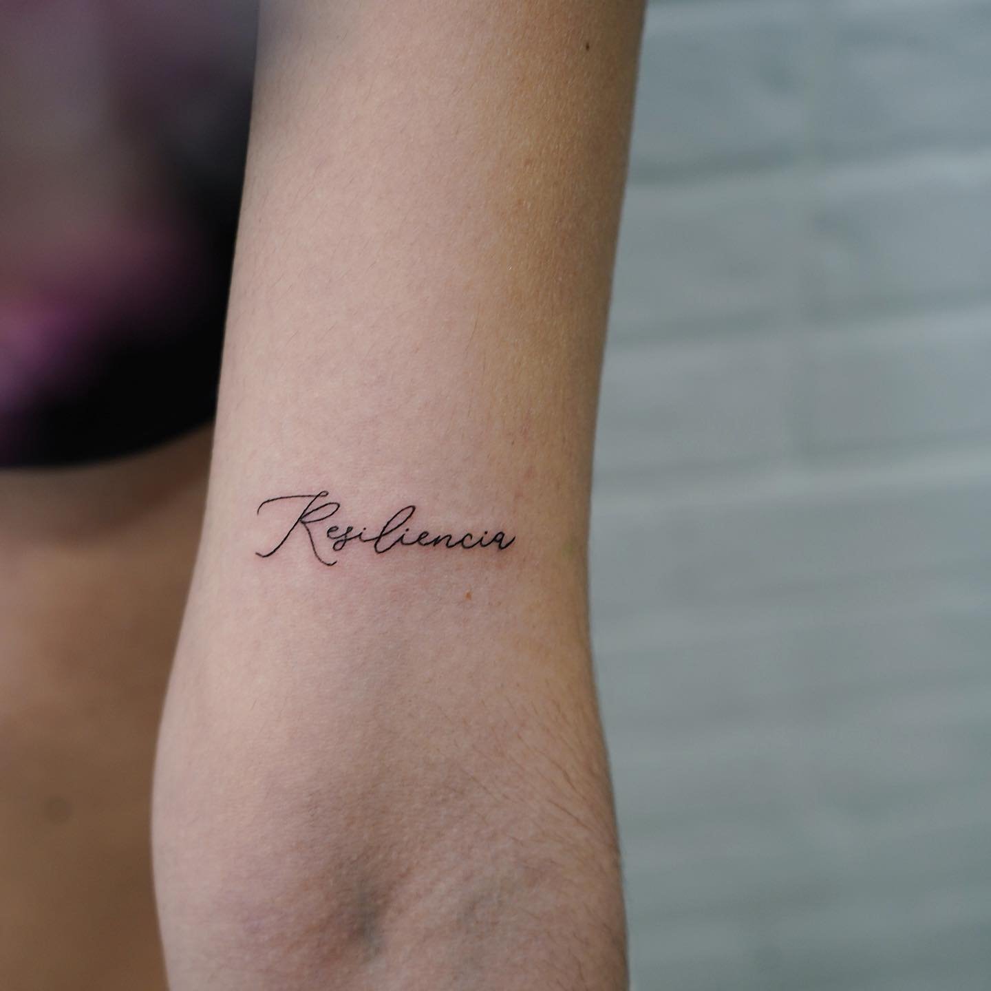 Tatuaje de frase en antebrazo, línea fina Sinkply Madrid