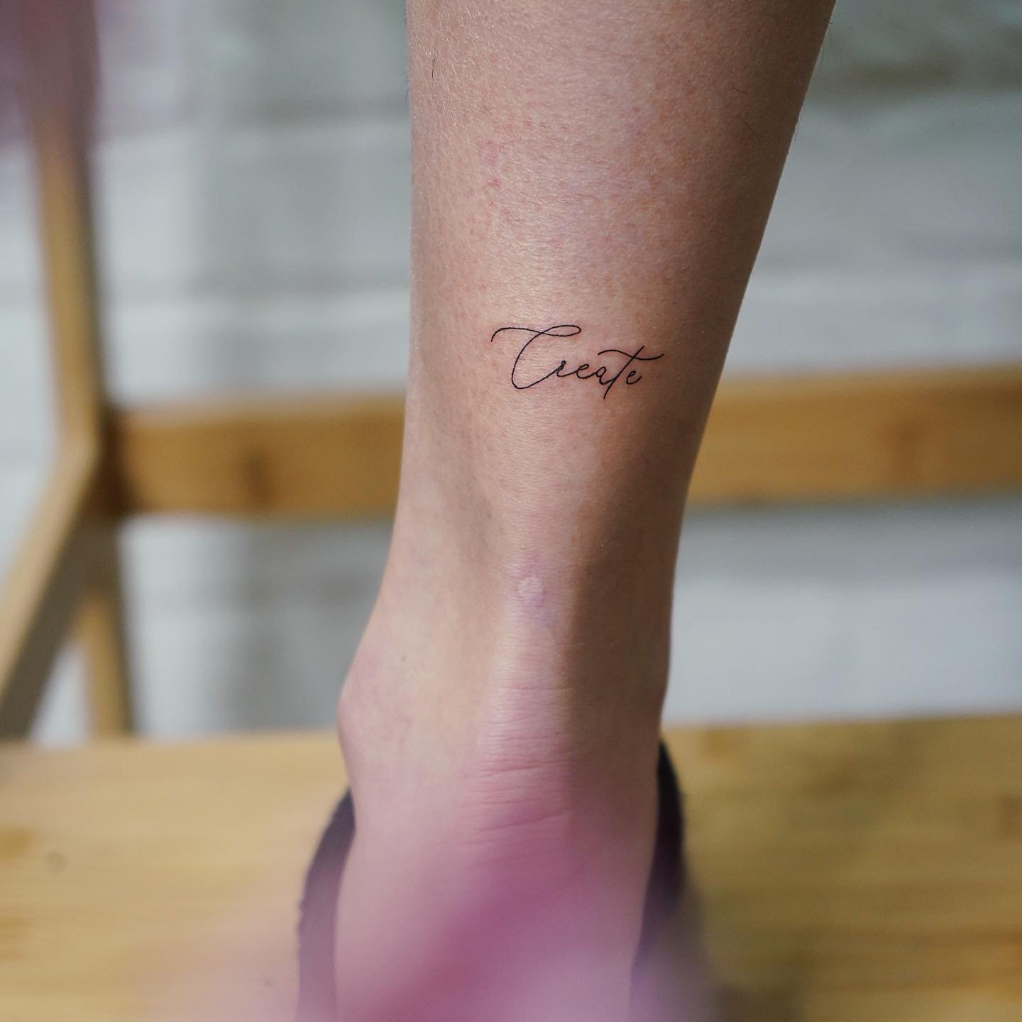Tatuaje de frase en antebrazo, línea fina Sinkply Madrid