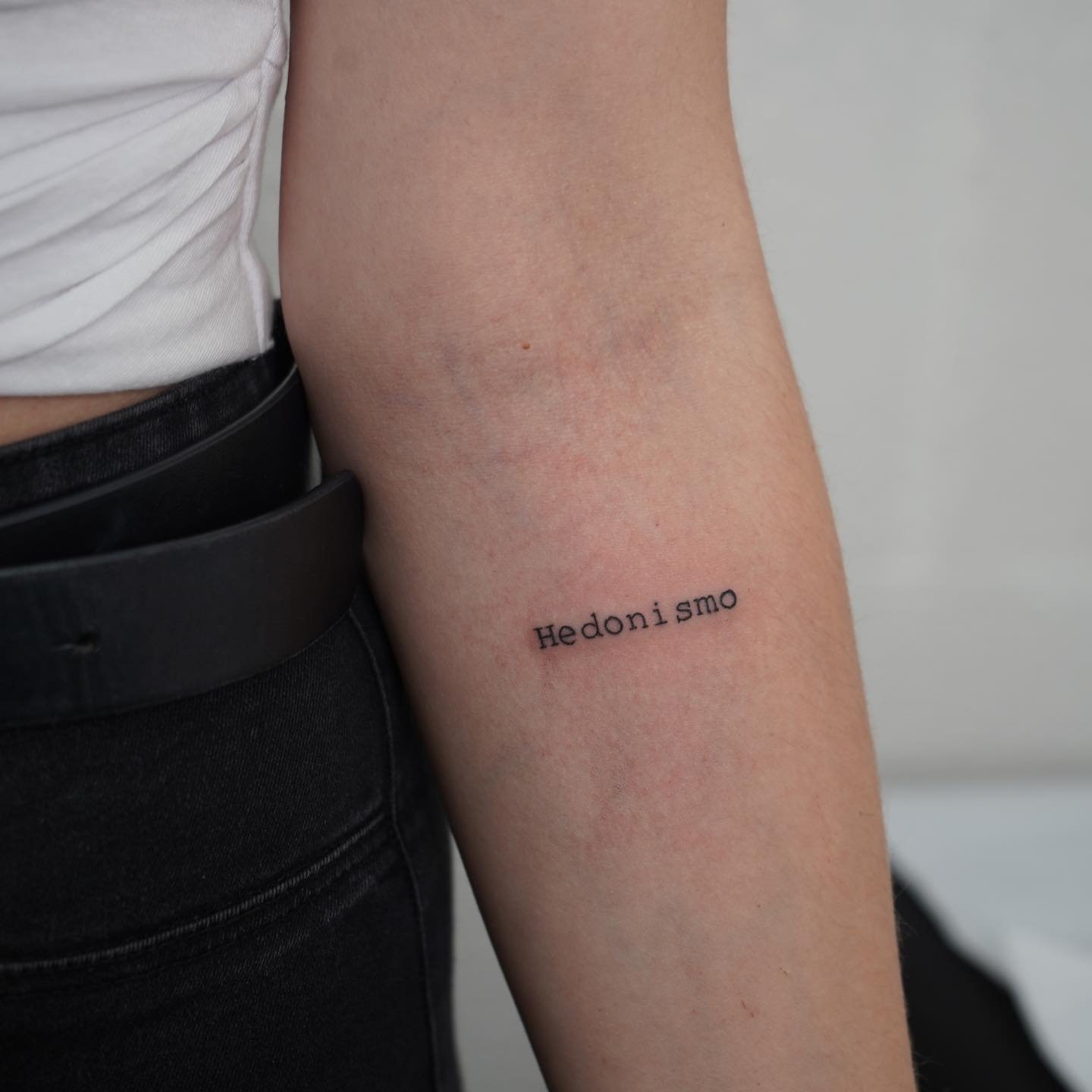 Tatuaje de frase en antebrazo, línea fina Sinkply Madrid