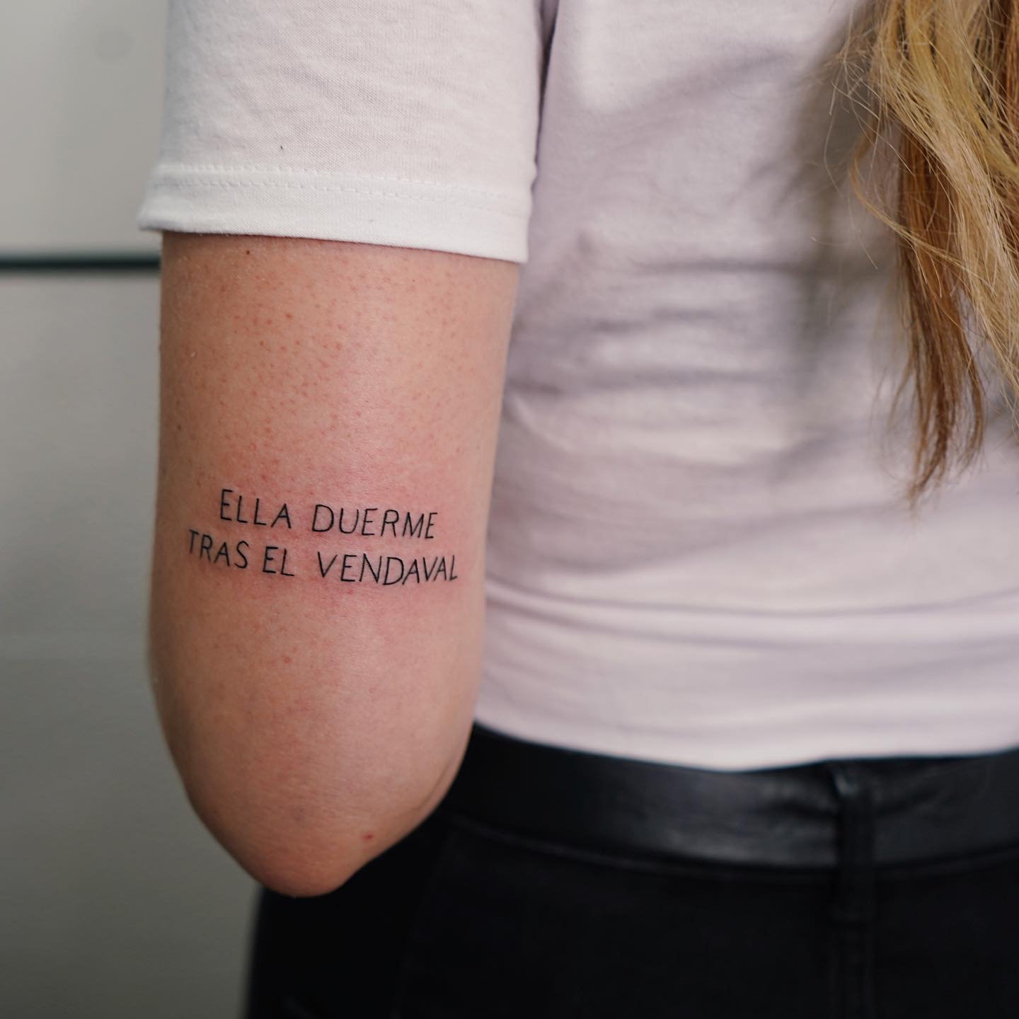 Tatuaje de frase en antebrazo, línea fina Sinkply Madrid