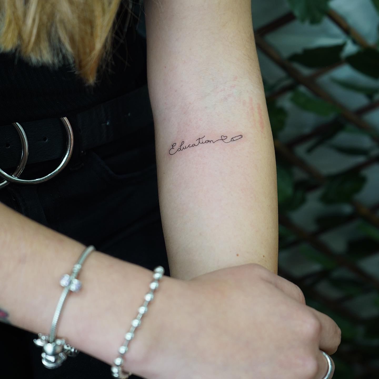 Tatuaje de frase en antebrazo, línea fina Sinkply Madrid