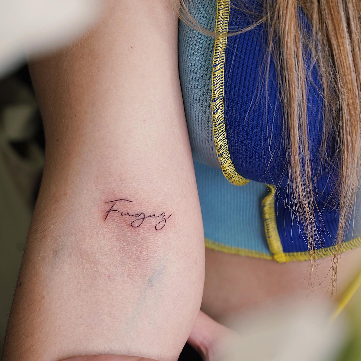 Tatuaje de frase en antebrazo, línea fina Sinkply Madrid