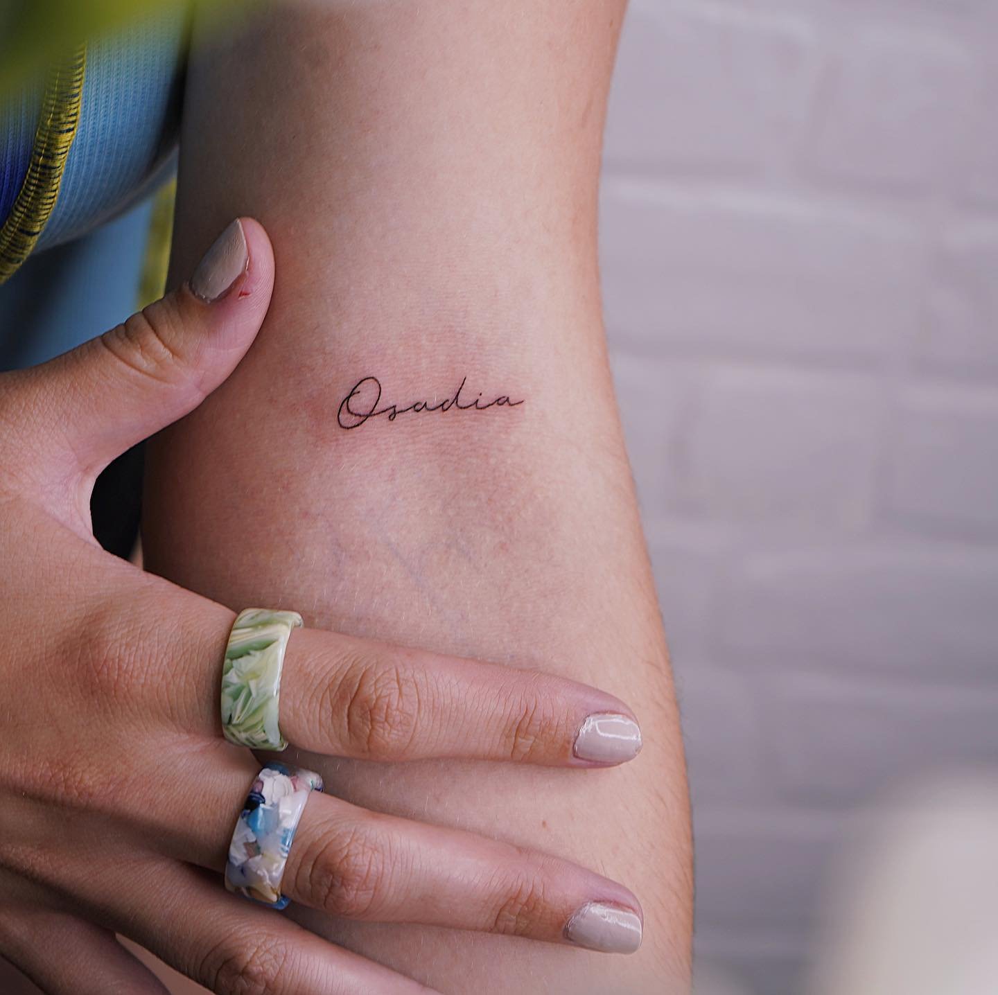 Tatuaje de frase en antebrazo, línea fina Sinkply Madrid