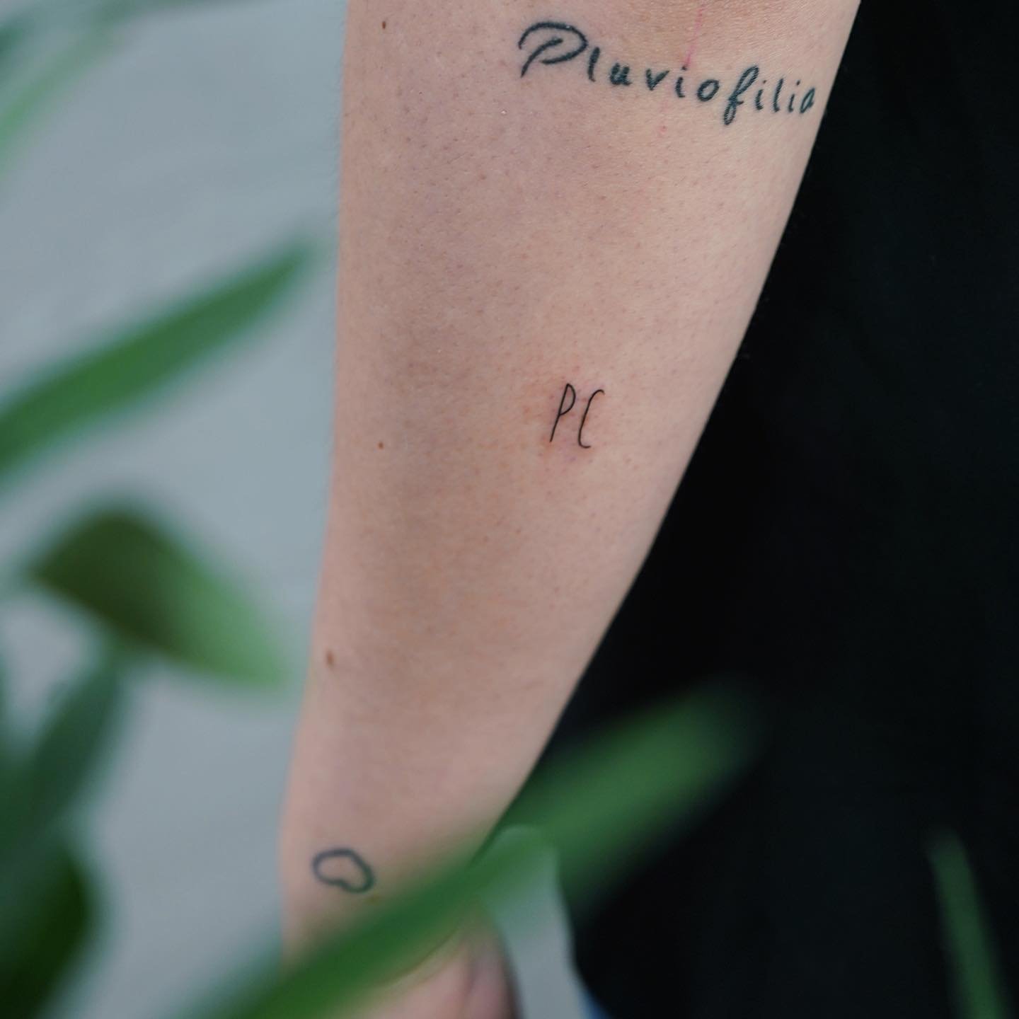 Tatuaje de frase en antebrazo, línea fina Sinkply Madrid
