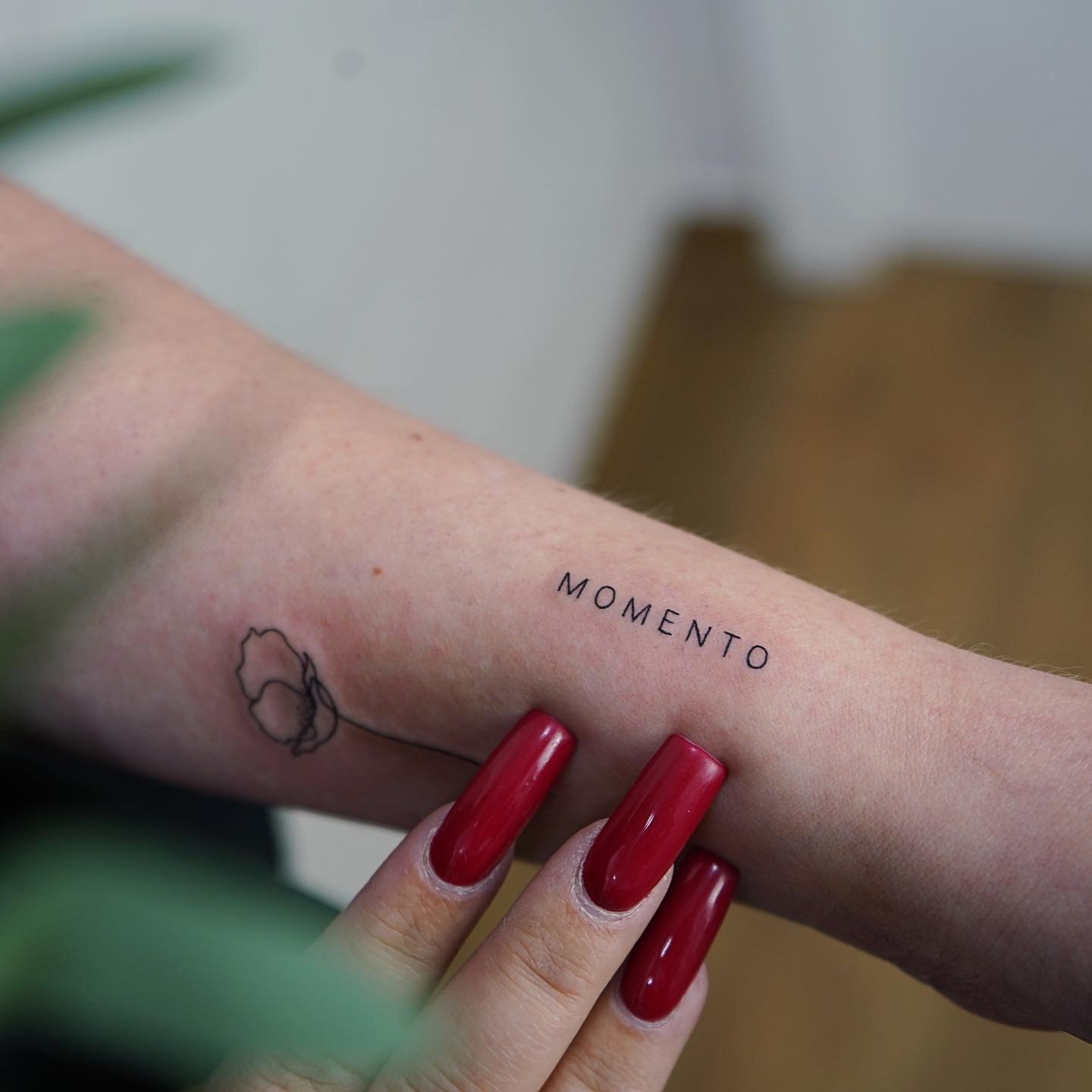 Tatuaje de frase en antebrazo, línea fina Sinkply Madrid