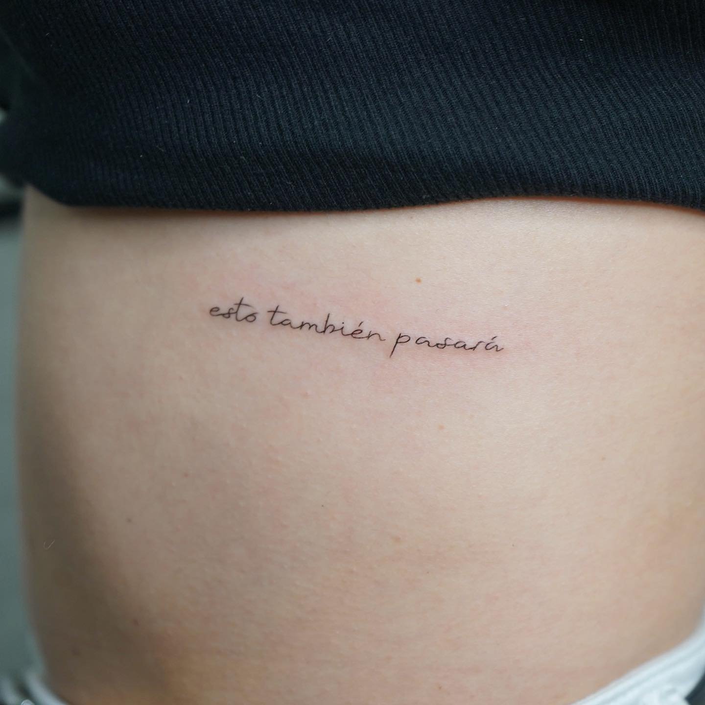Tatuaje de frase en antebrazo, línea fina Sinkply Madrid