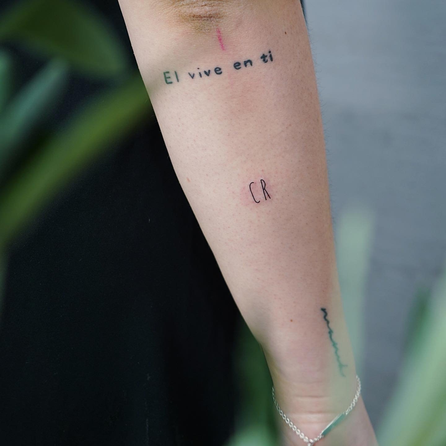 Tatuaje de frase en antebrazo, línea fina Sinkply Madrid