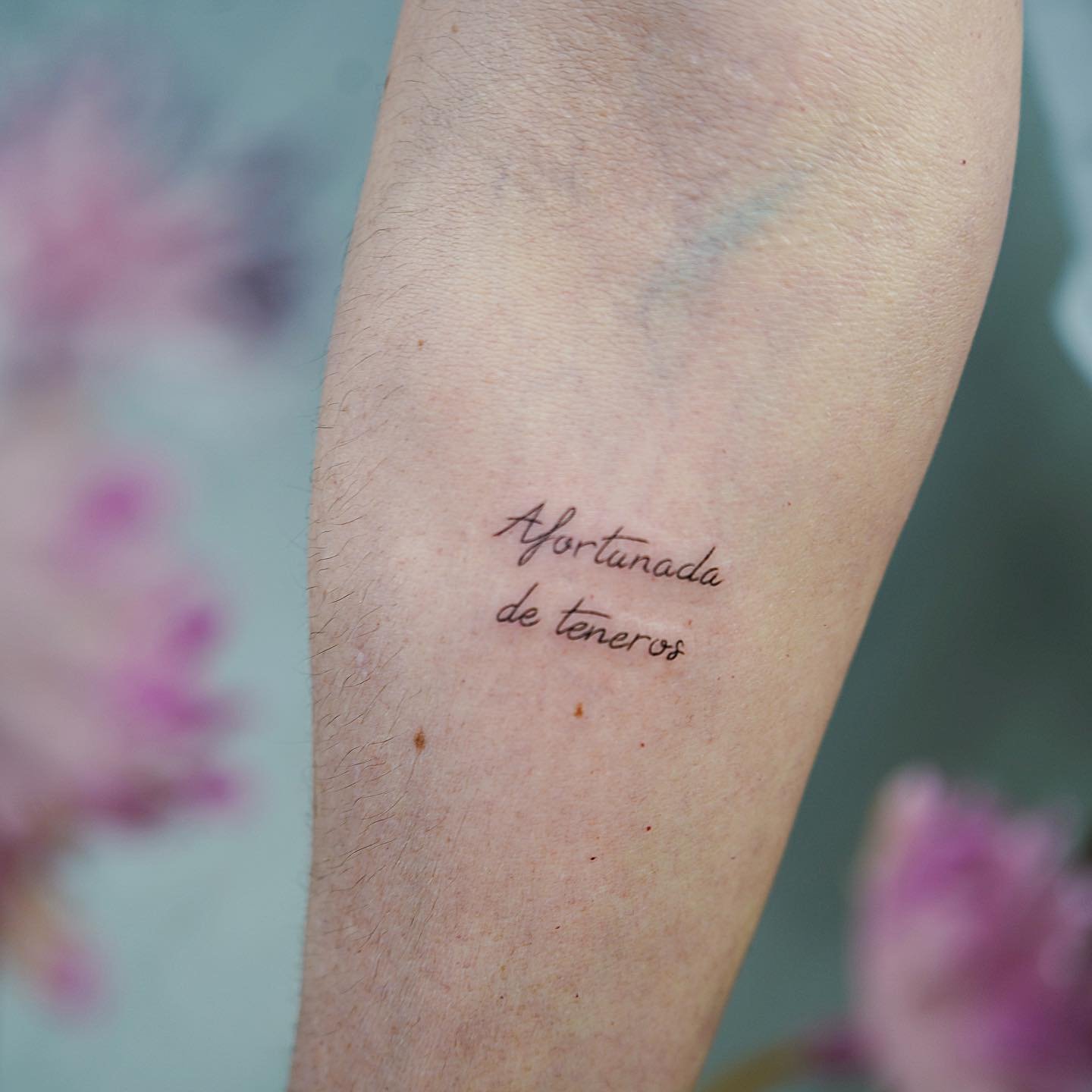 Tatuaje de frase en antebrazo, línea fina Sinkply Madrid