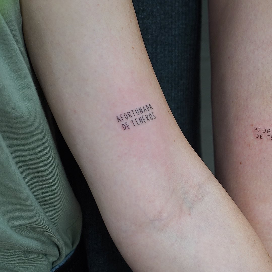 Tatuaje de frase en antebrazo, línea fina Sinkply Madrid