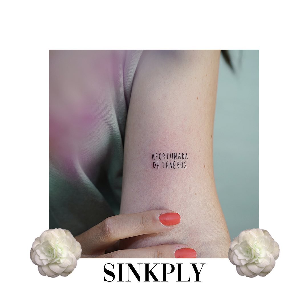 Tatuaje de frase en antebrazo, línea fina Sinkply Madrid