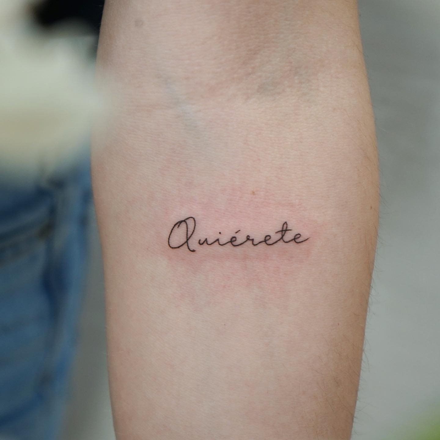 Tatuaje de frase en antebrazo, línea fina Sinkply Madrid