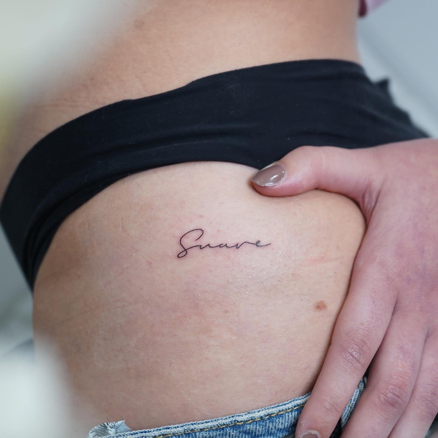 Tatuaje de frase en antebrazo, línea fina Sinkply Madrid