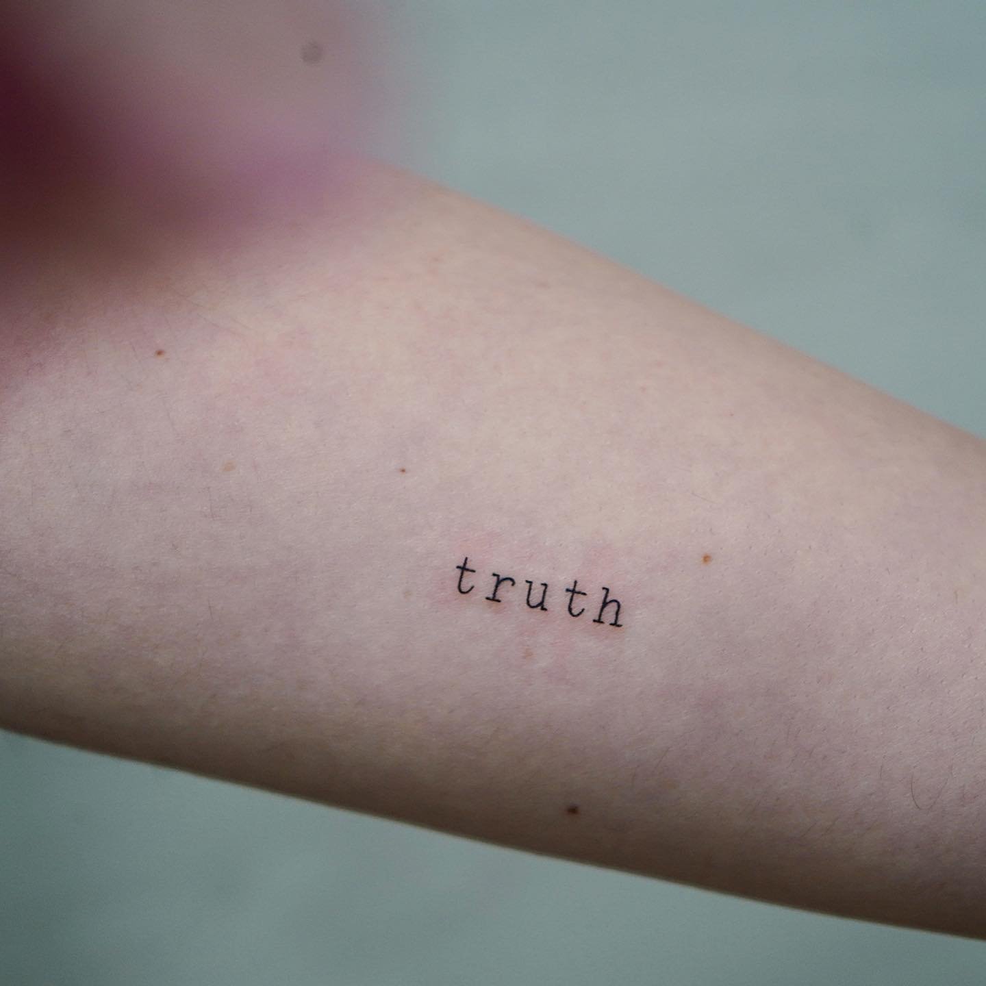 Tatuaje de frase en antebrazo, línea fina Sinkply Madrid