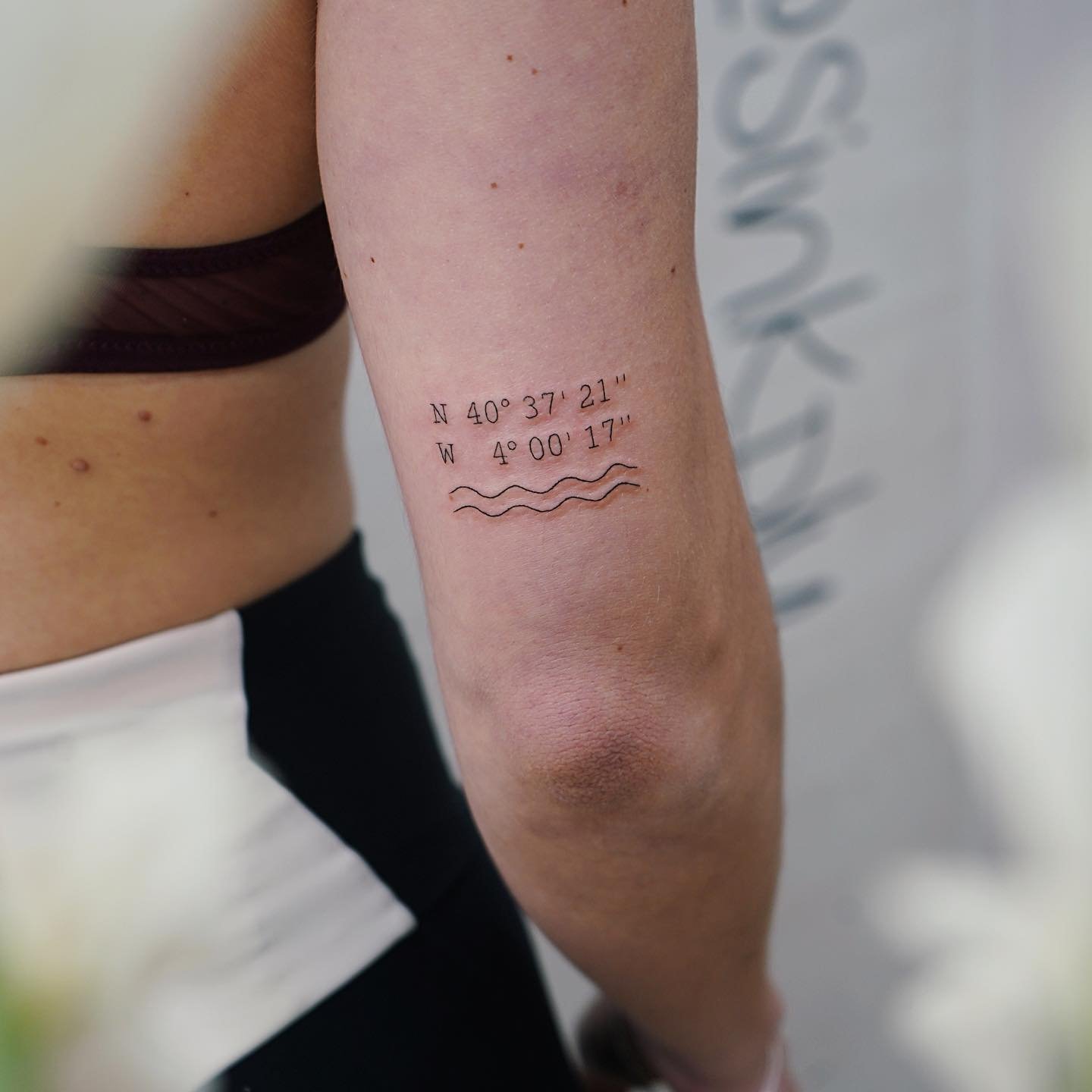 Tatuaje de frase en antebrazo, línea fina Sinkply Madrid