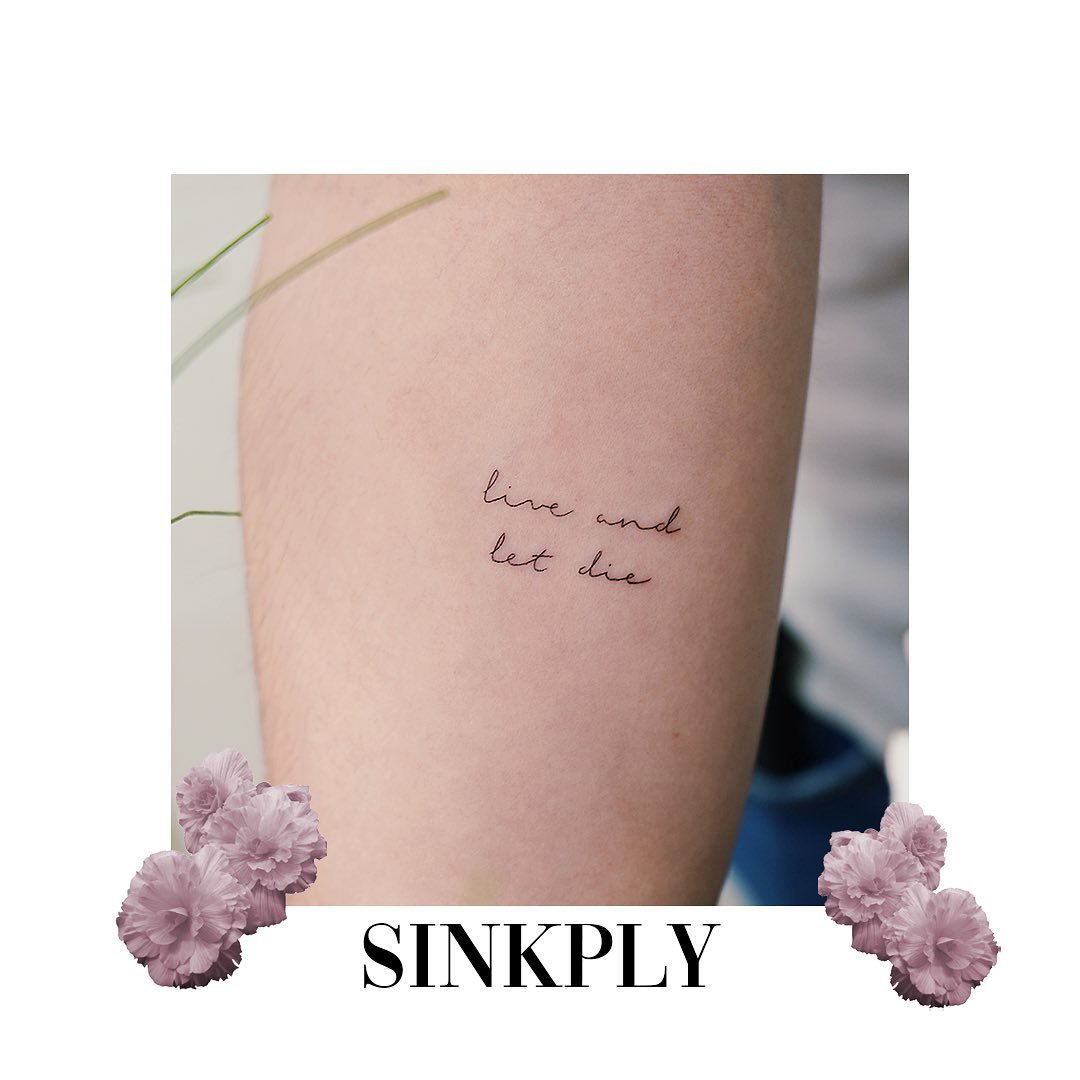 Tatuaje de frase en antebrazo, línea fina Sinkply Madrid
