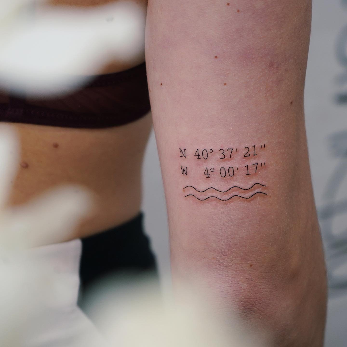 Tatuaje de frase en antebrazo, línea fina Sinkply Madrid