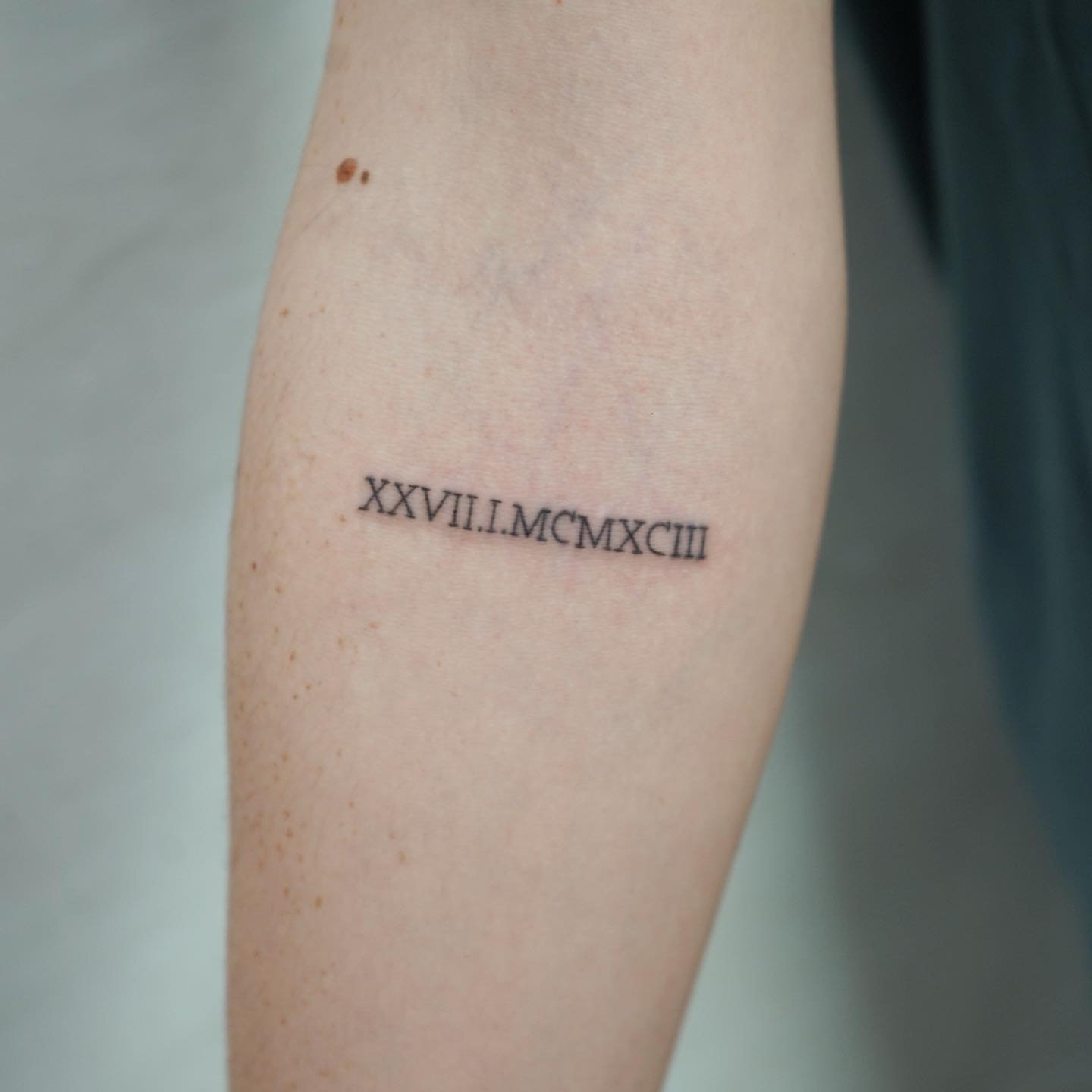 Tatuaje de frase en antebrazo, línea fina Sinkply Madrid