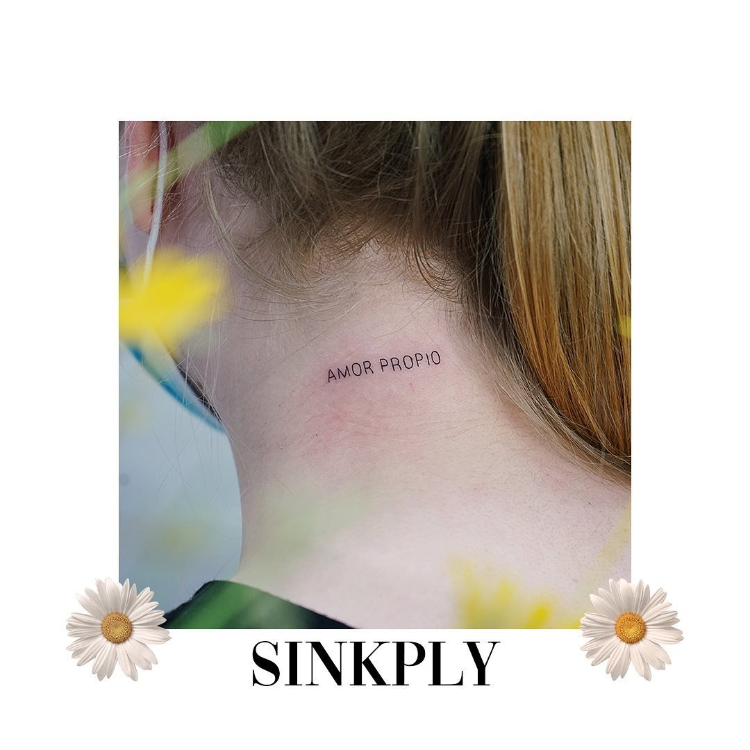 Tatuaje de frase en antebrazo, línea fina Sinkply Madrid
