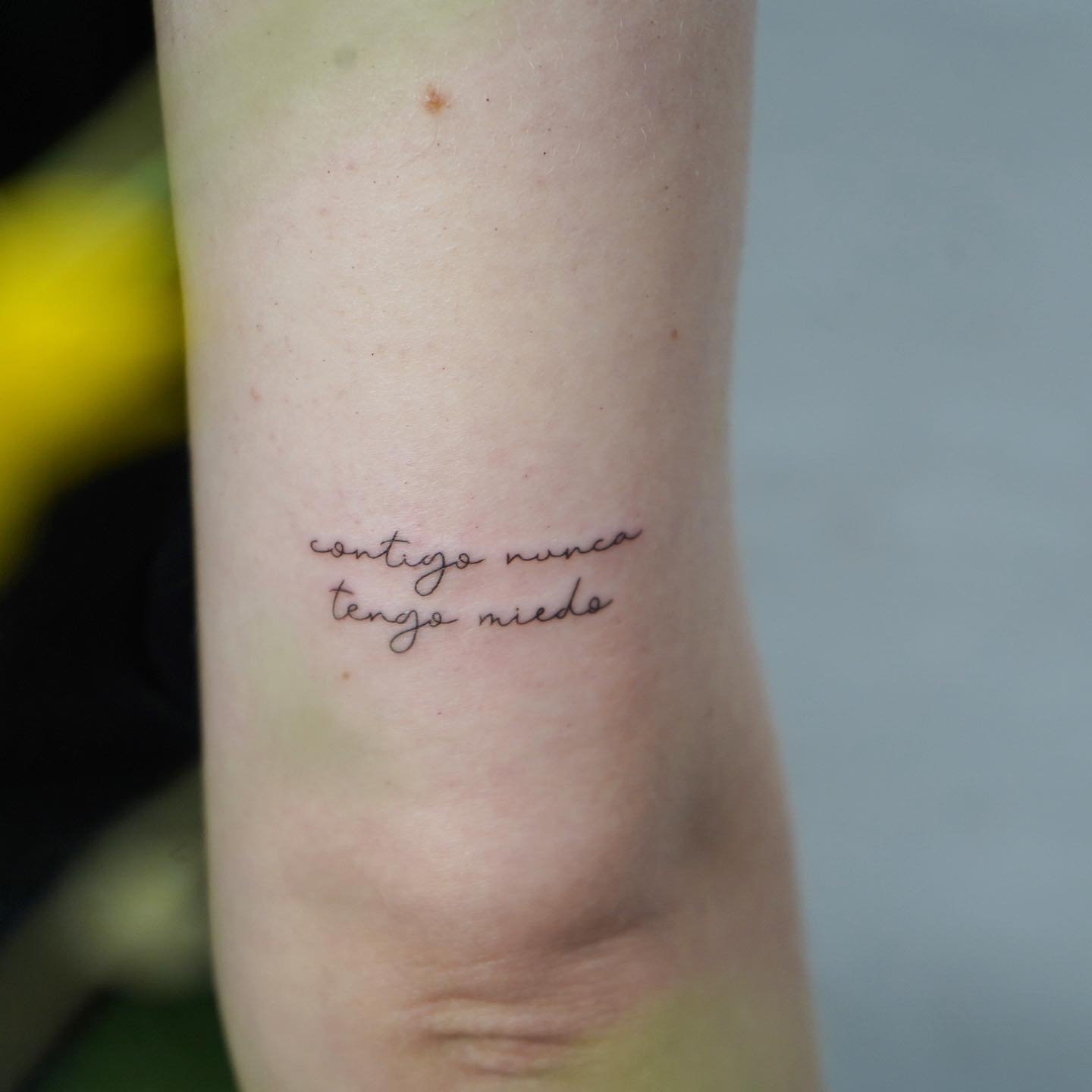 Tatuaje de frase en antebrazo, línea fina Sinkply Madrid