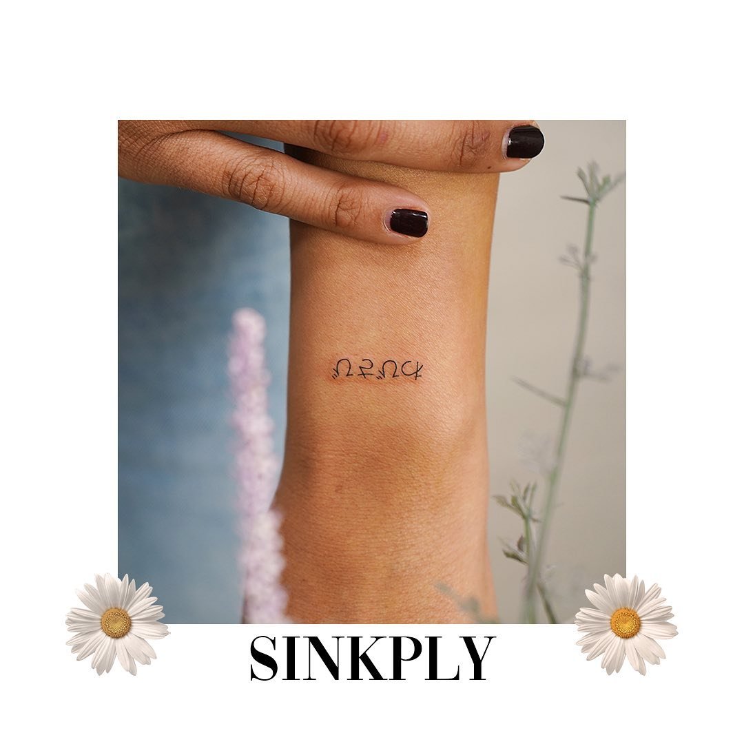 Tatuaje de frase en antebrazo, línea fina Sinkply Madrid