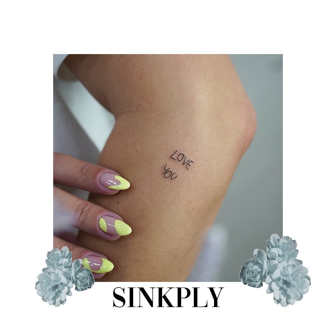 Tatuaje de frase en antebrazo, línea fina Sinkply Madrid