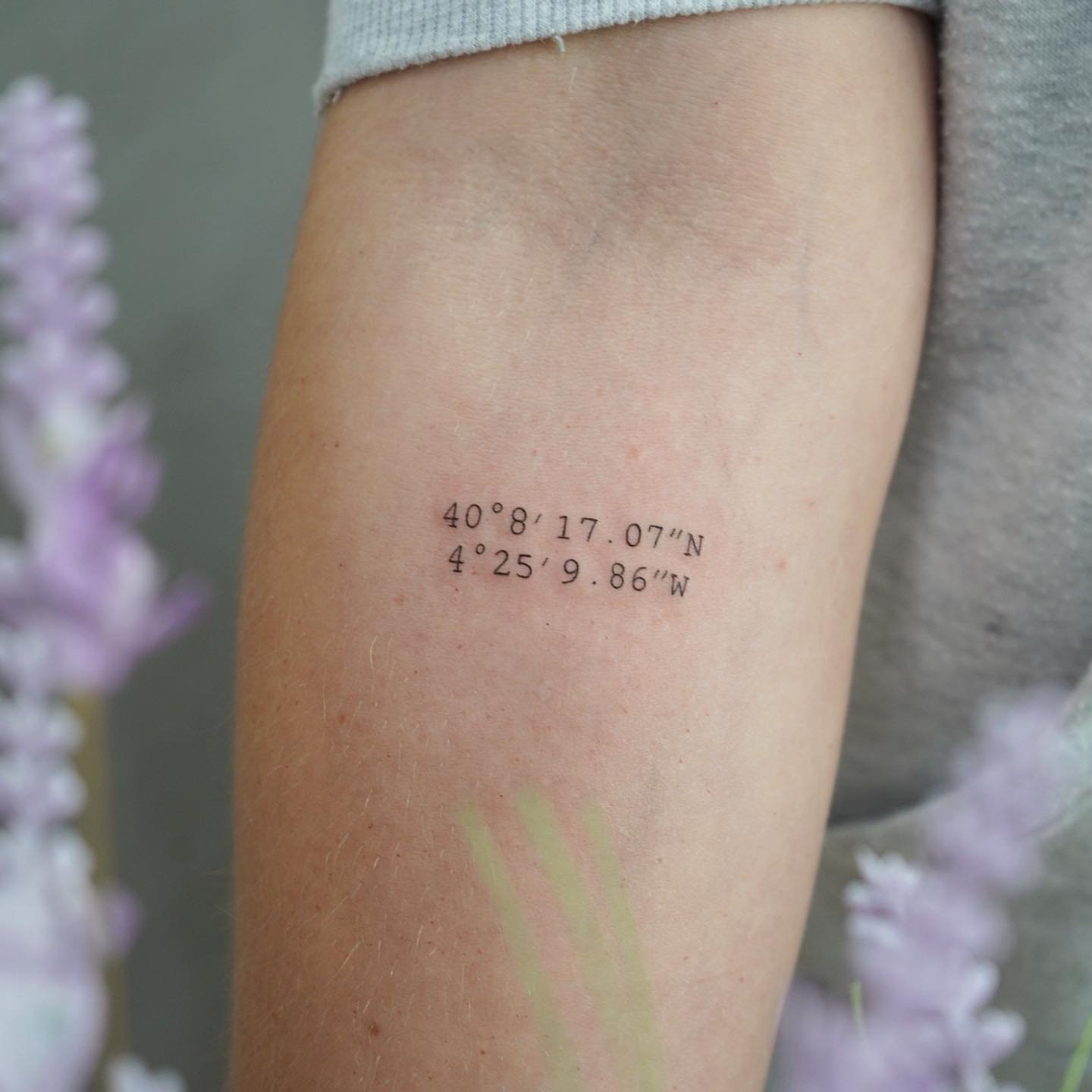 Tatuaje de frase en antebrazo, línea fina Sinkply Madrid