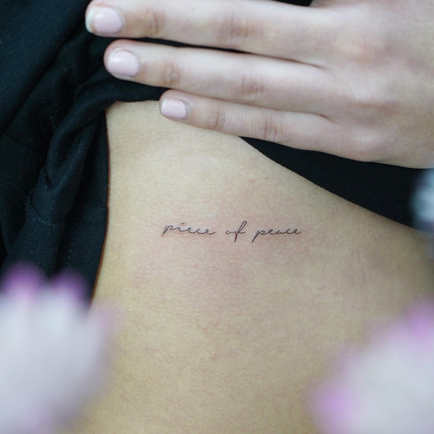Tatuaje de frase en antebrazo, línea fina Sinkply Madrid