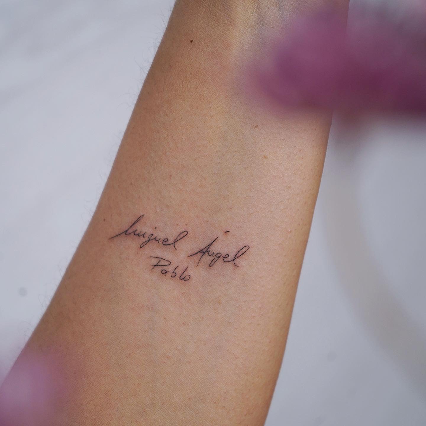 Tatuaje de frase en antebrazo, línea fina Sinkply Madrid