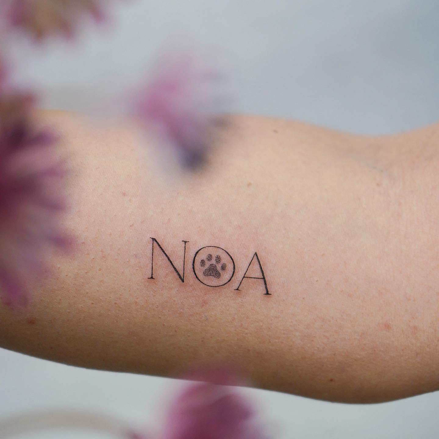 Tatuaje de frase en antebrazo, línea fina Sinkply Madrid