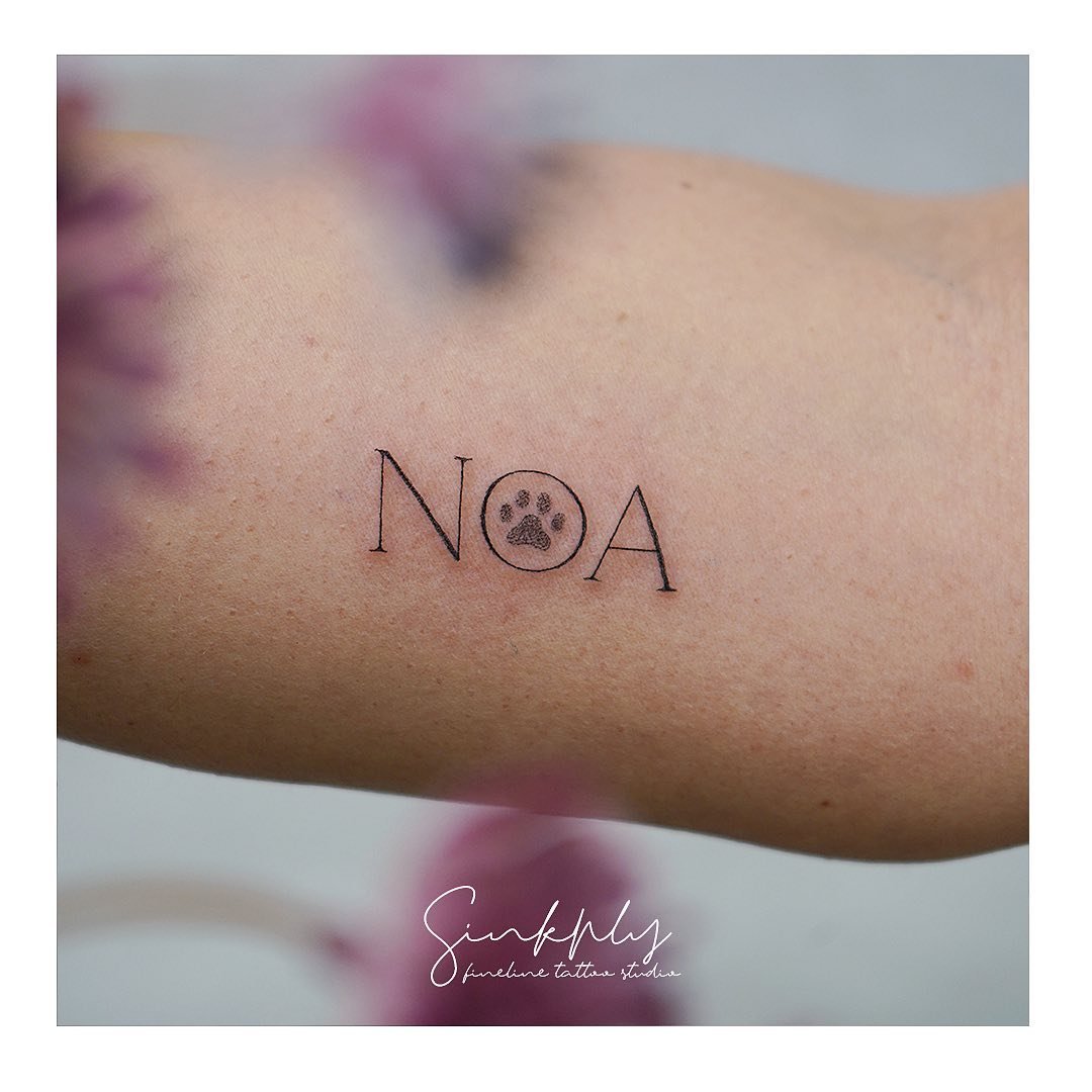 Tatuaje de frase en antebrazo, línea fina Sinkply Madrid