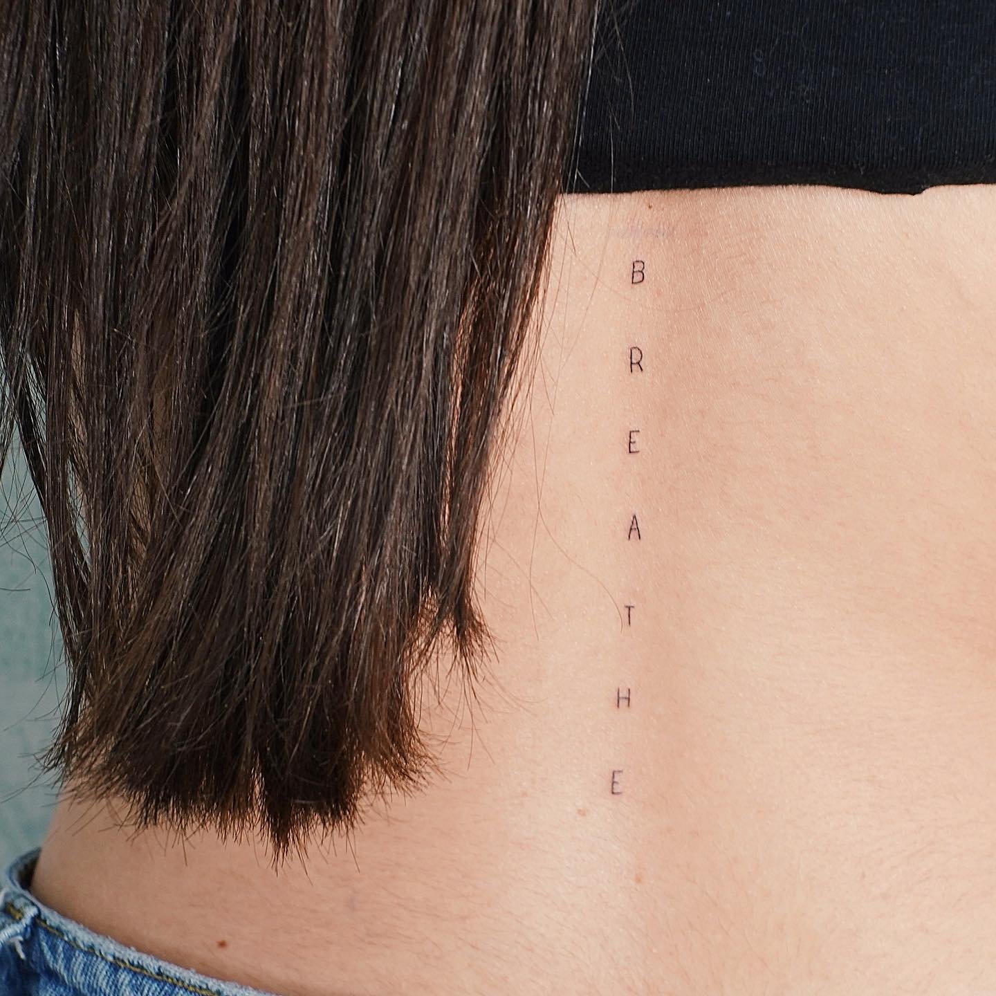 Tatuaje de frase en antebrazo, línea fina Sinkply Madrid