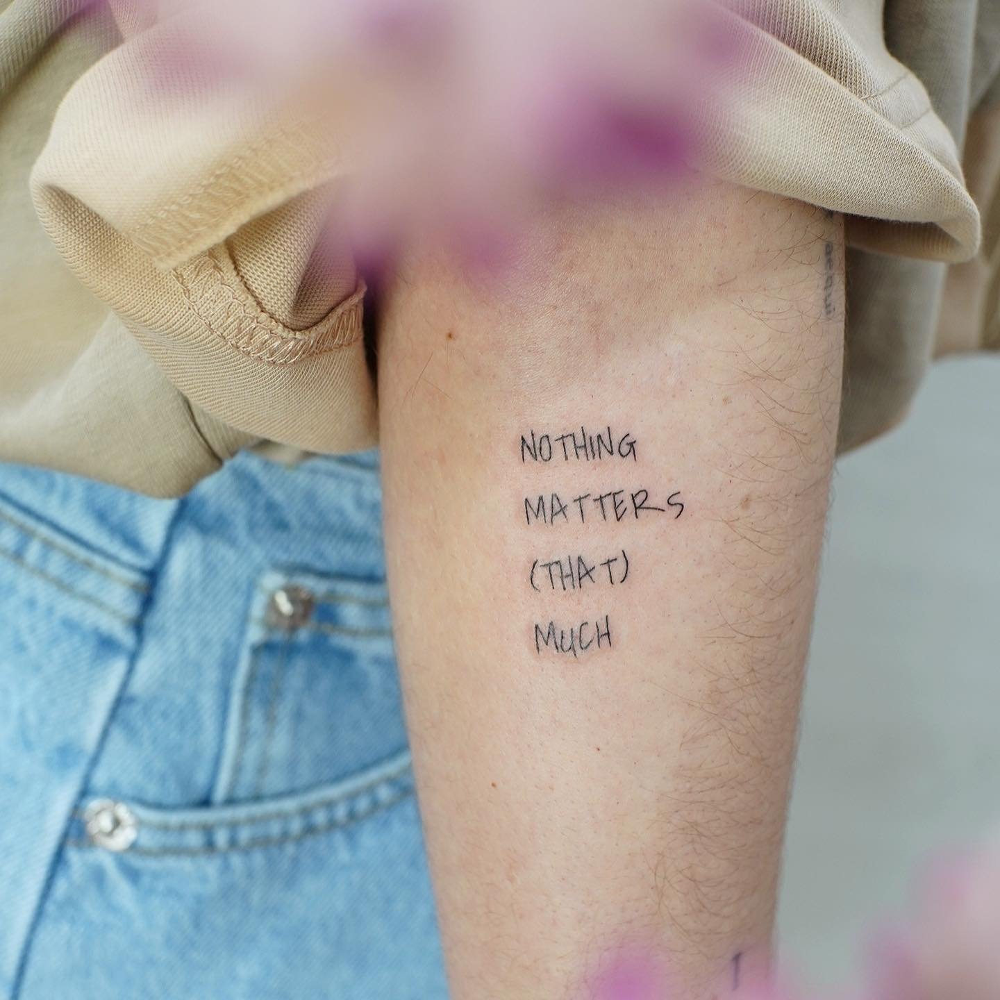 Tatuaje de frase en antebrazo, línea fina Sinkply Madrid