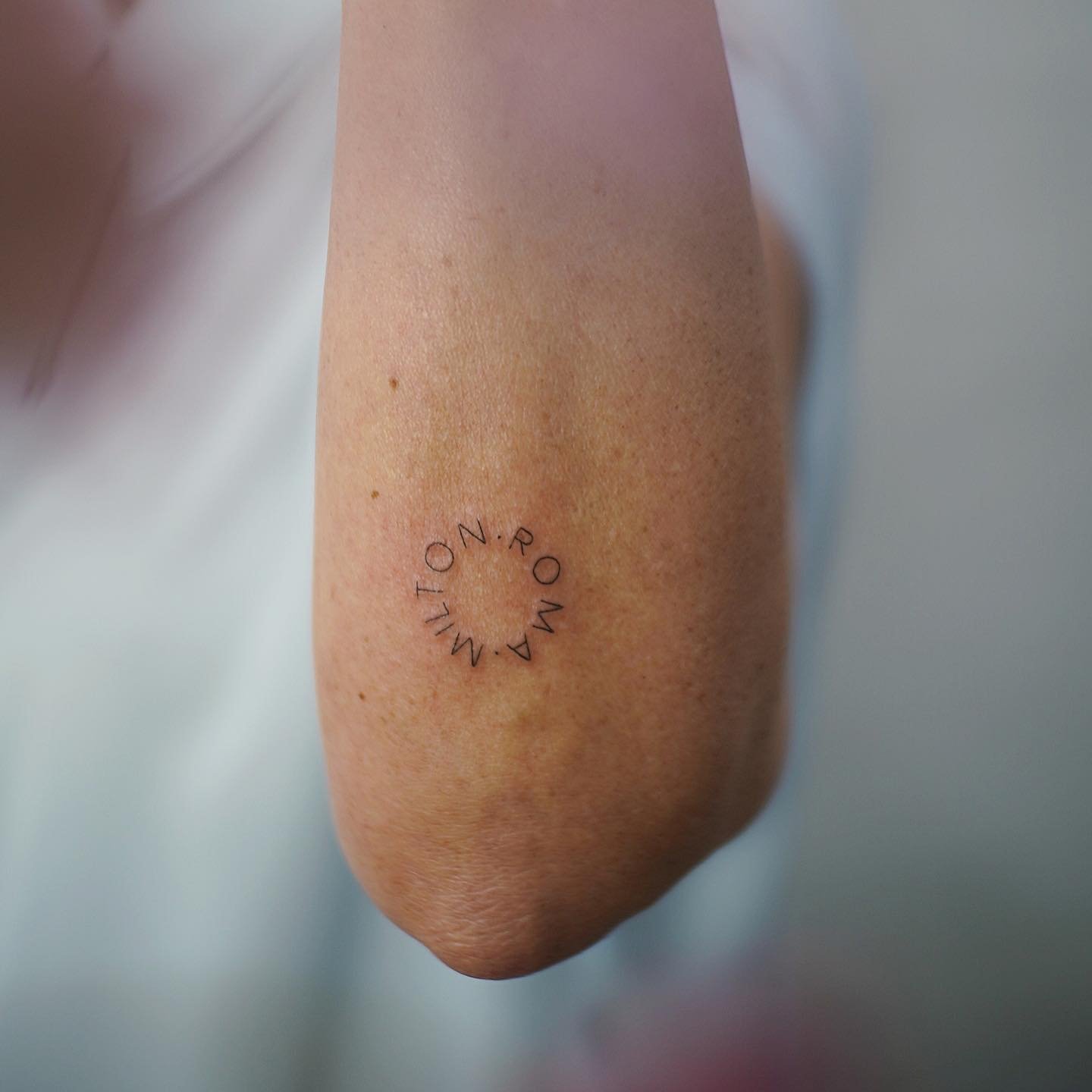Tatuaje de frase en antebrazo, línea fina Sinkply Madrid