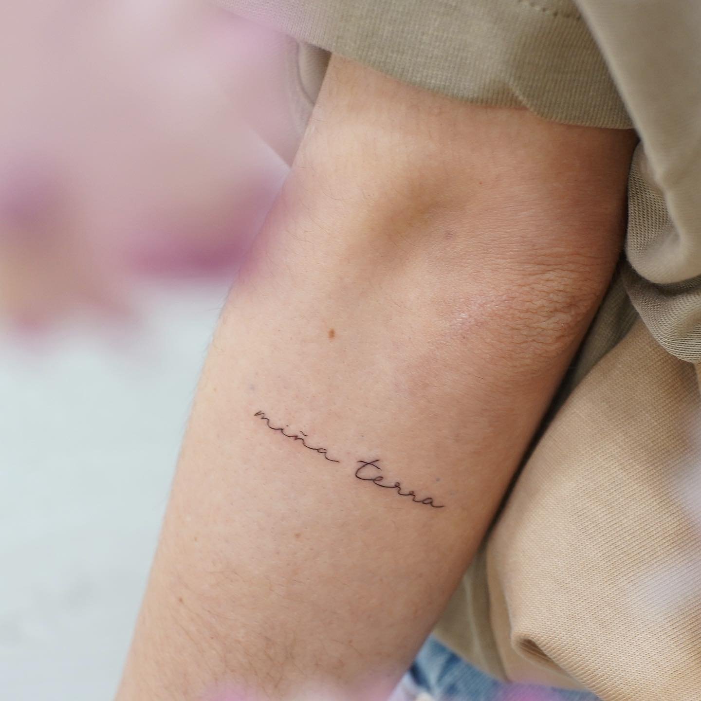 Tatuaje de frase en antebrazo, línea fina Sinkply Madrid