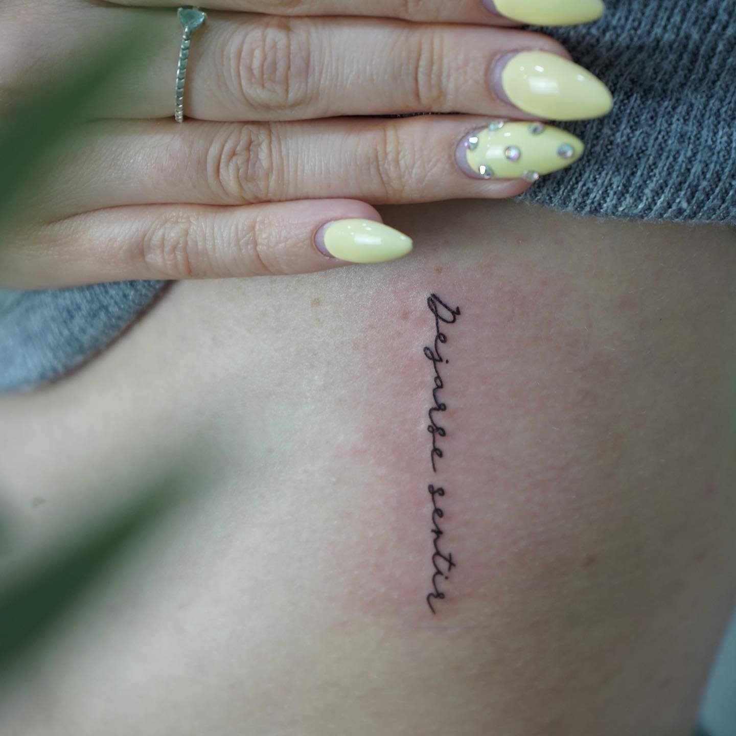 Tatuaje de frase en antebrazo, línea fina Sinkply Madrid