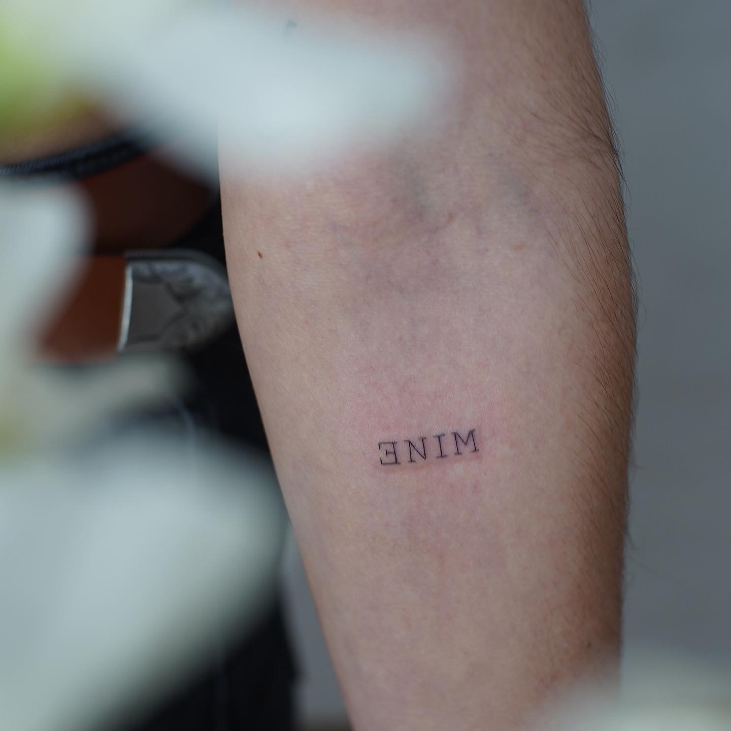Tatuaje de frase en antebrazo, línea fina Sinkply Madrid
