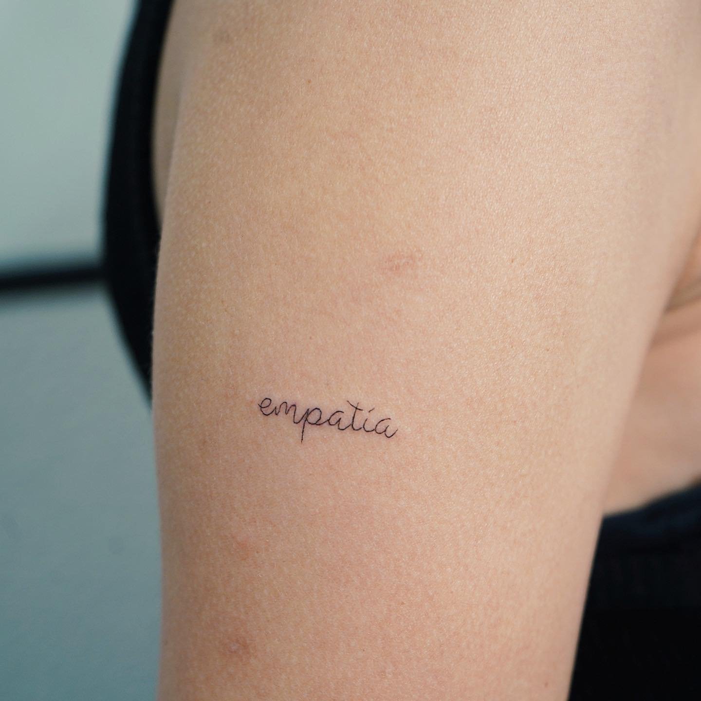 Tatuaje de frase en antebrazo, línea fina Sinkply Madrid