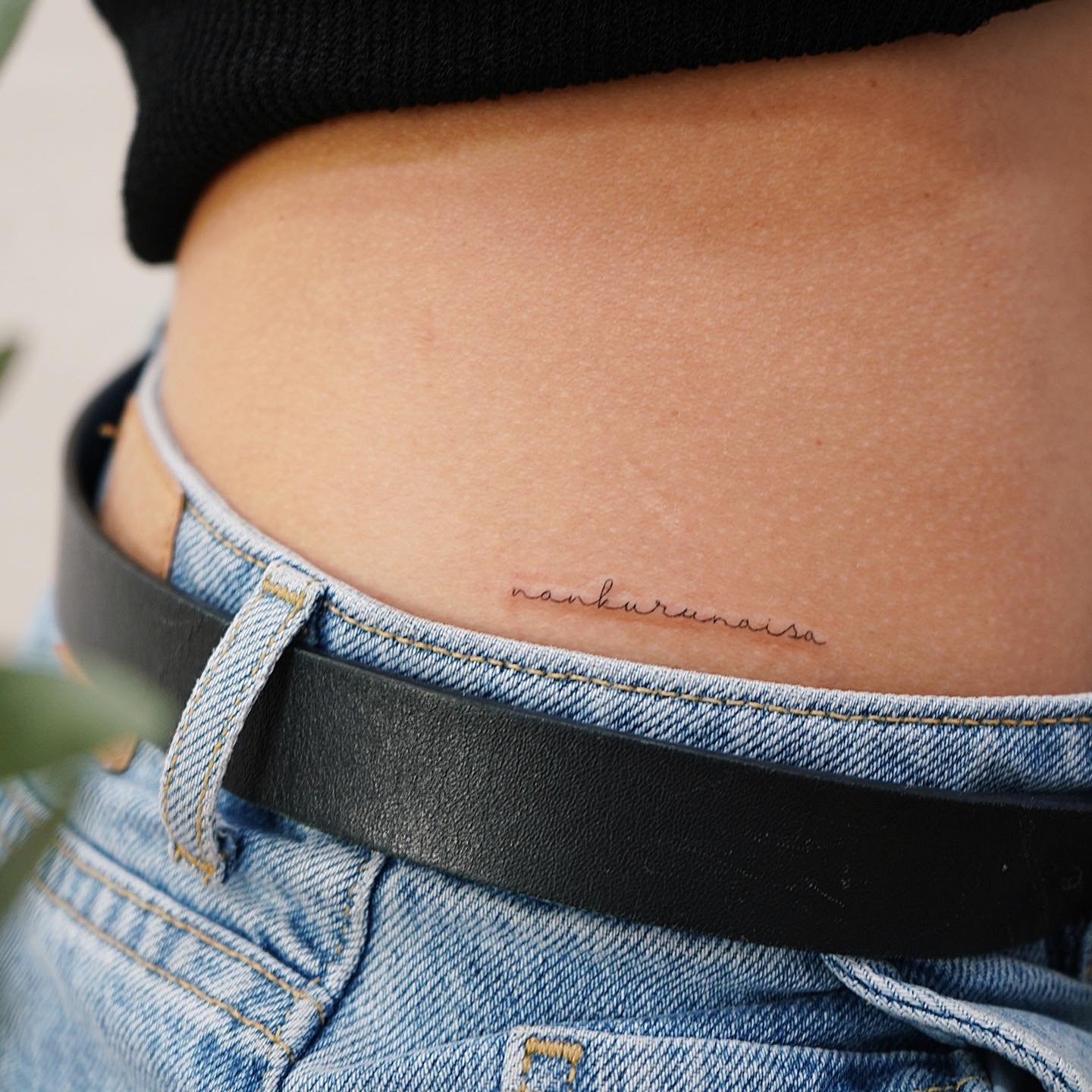 Tatuaje de frase en antebrazo, línea fina Sinkply Madrid