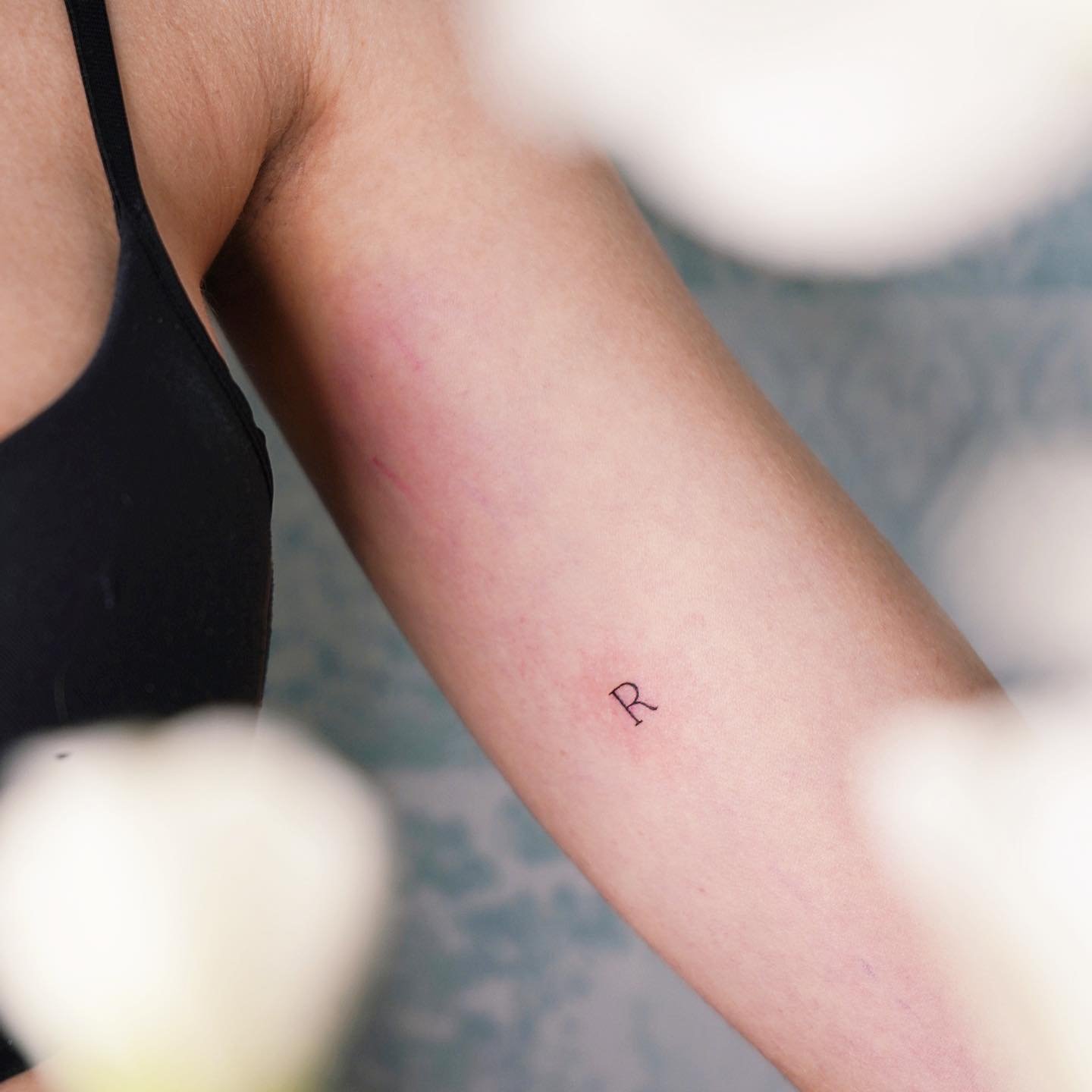 Tatuaje de frase en antebrazo, línea fina Sinkply Madrid