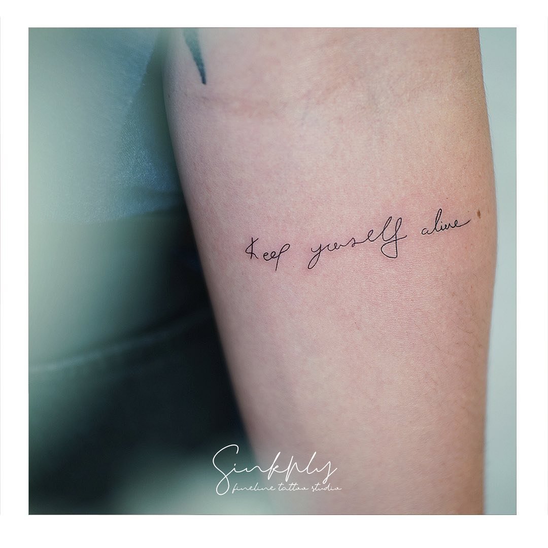 Tatuaje de frase en antebrazo, línea fina Sinkply Madrid