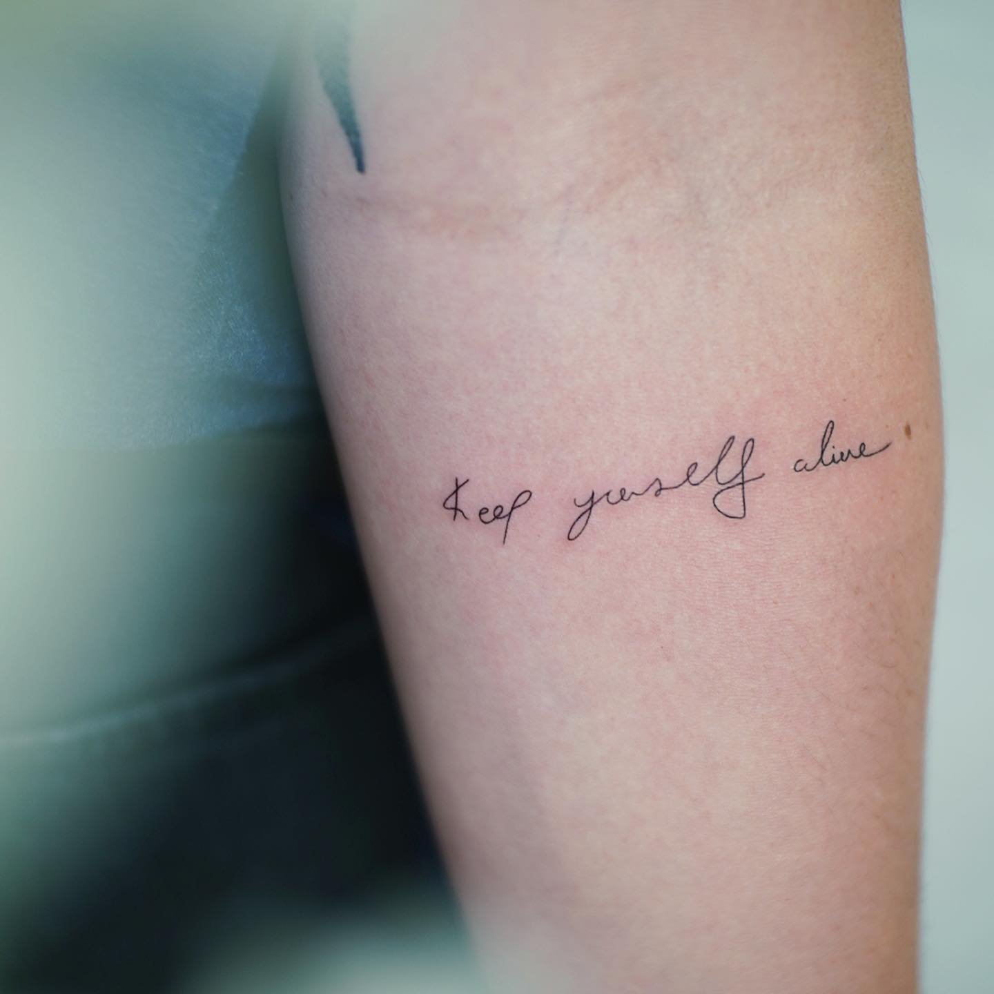 Tatuaje de frase en antebrazo, línea fina Sinkply Madrid