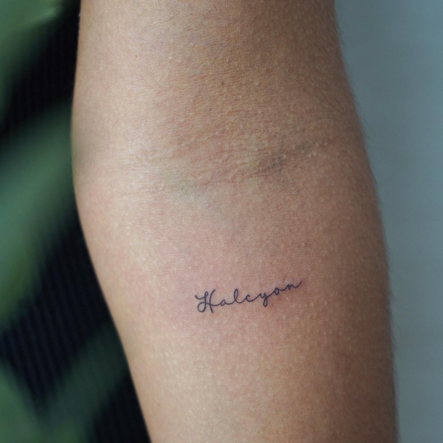 Tatuaje de frase en antebrazo, línea fina Sinkply Madrid