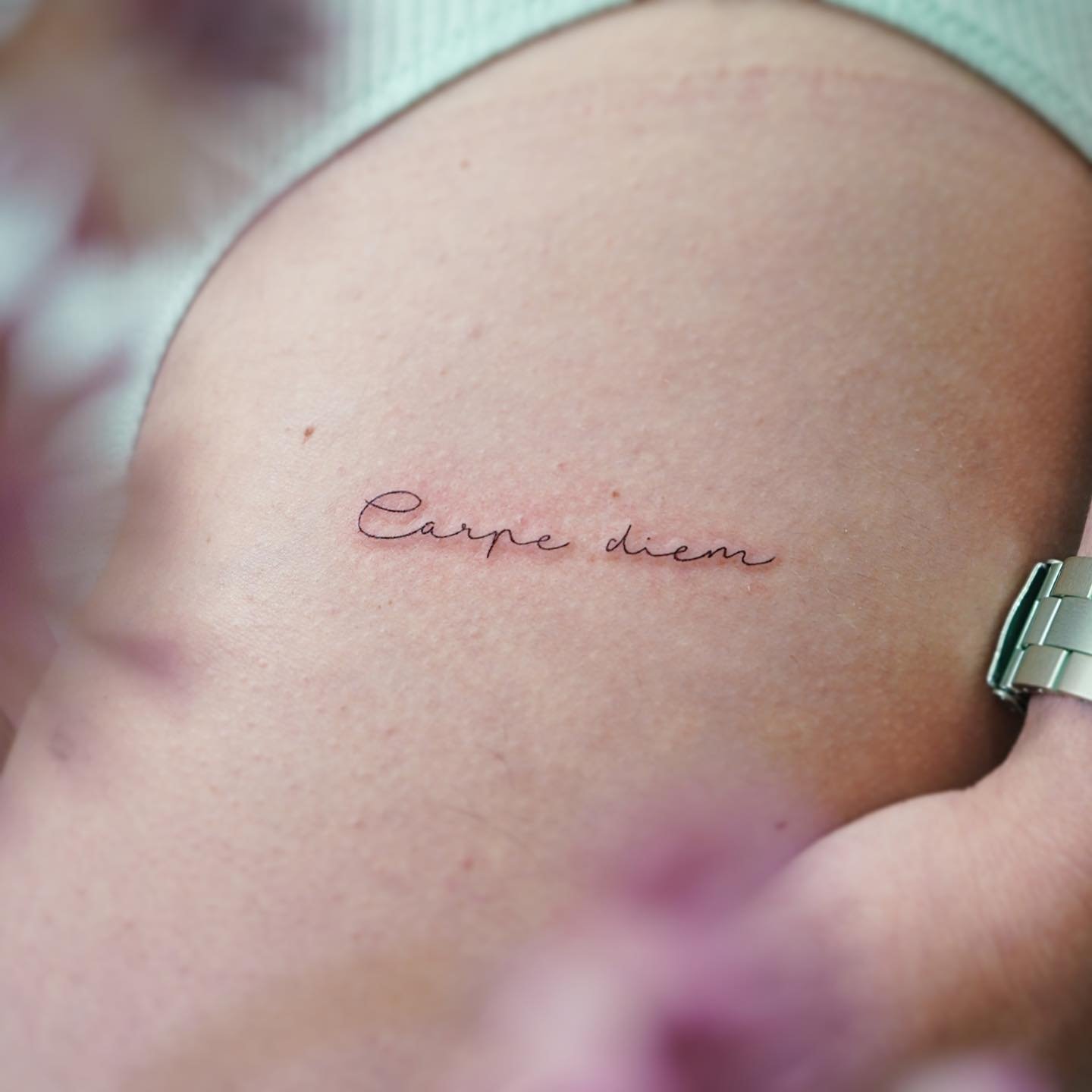 Tatuaje de frase en antebrazo, línea fina Sinkply Madrid
