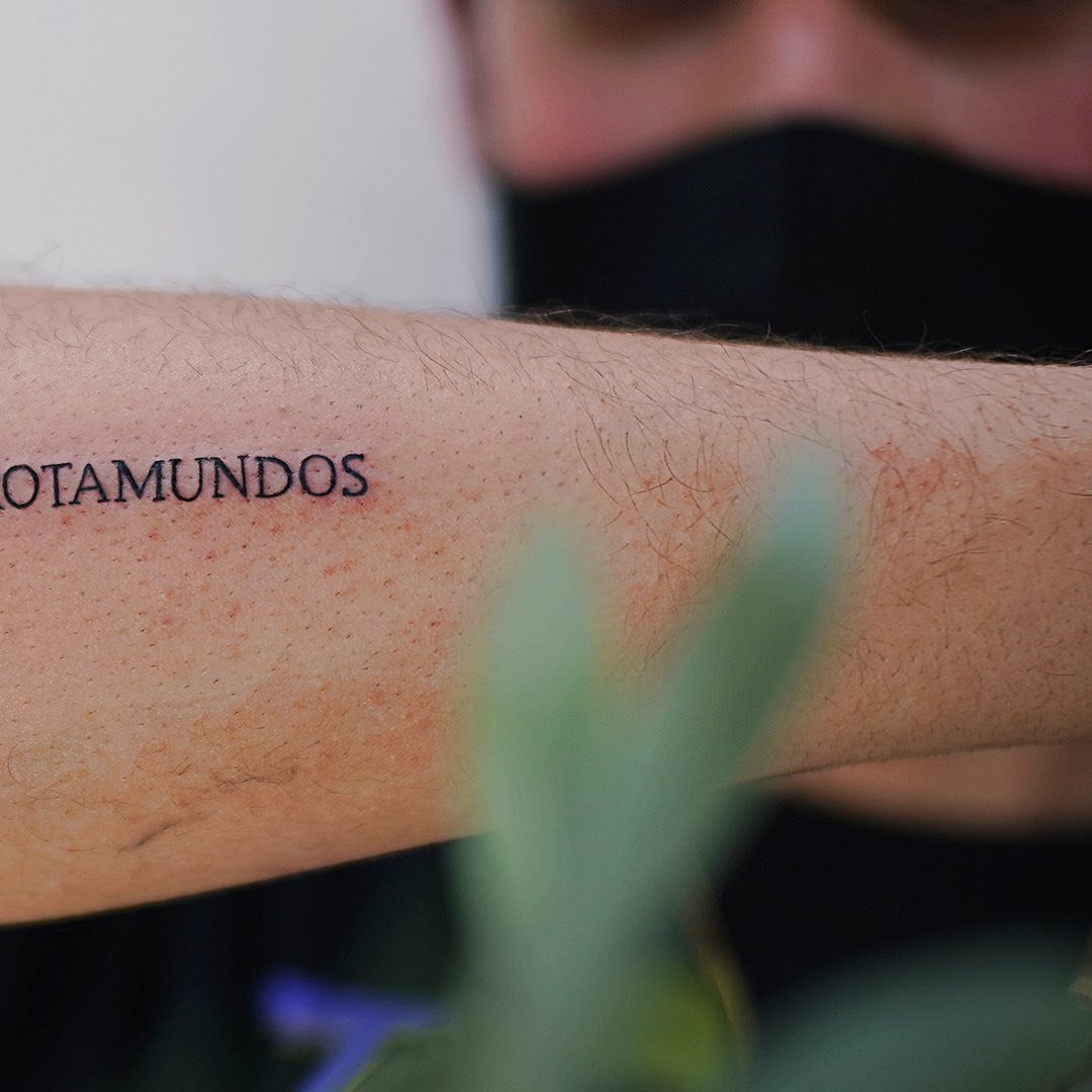 Tatuaje de frase en antebrazo, línea fina Sinkply Madrid