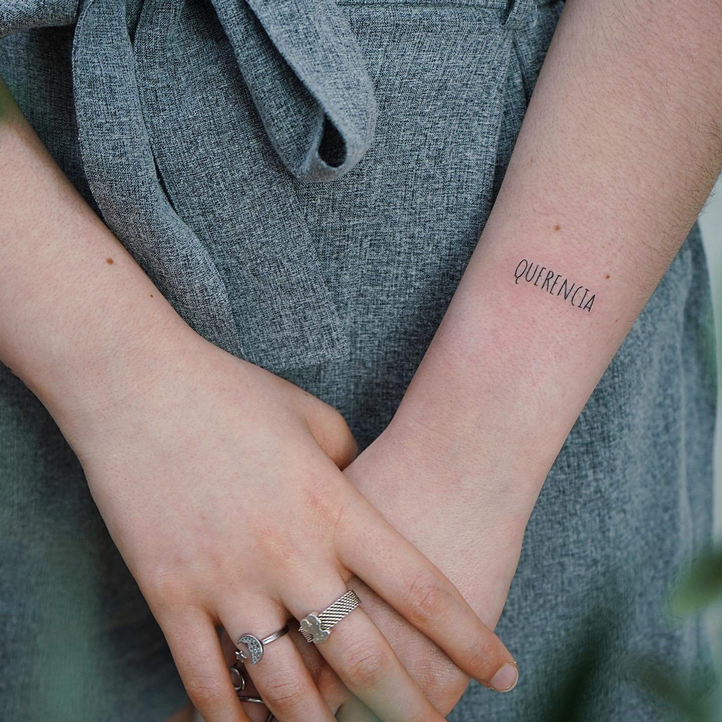 Tatuaje de frase en antebrazo, línea fina Sinkply Madrid