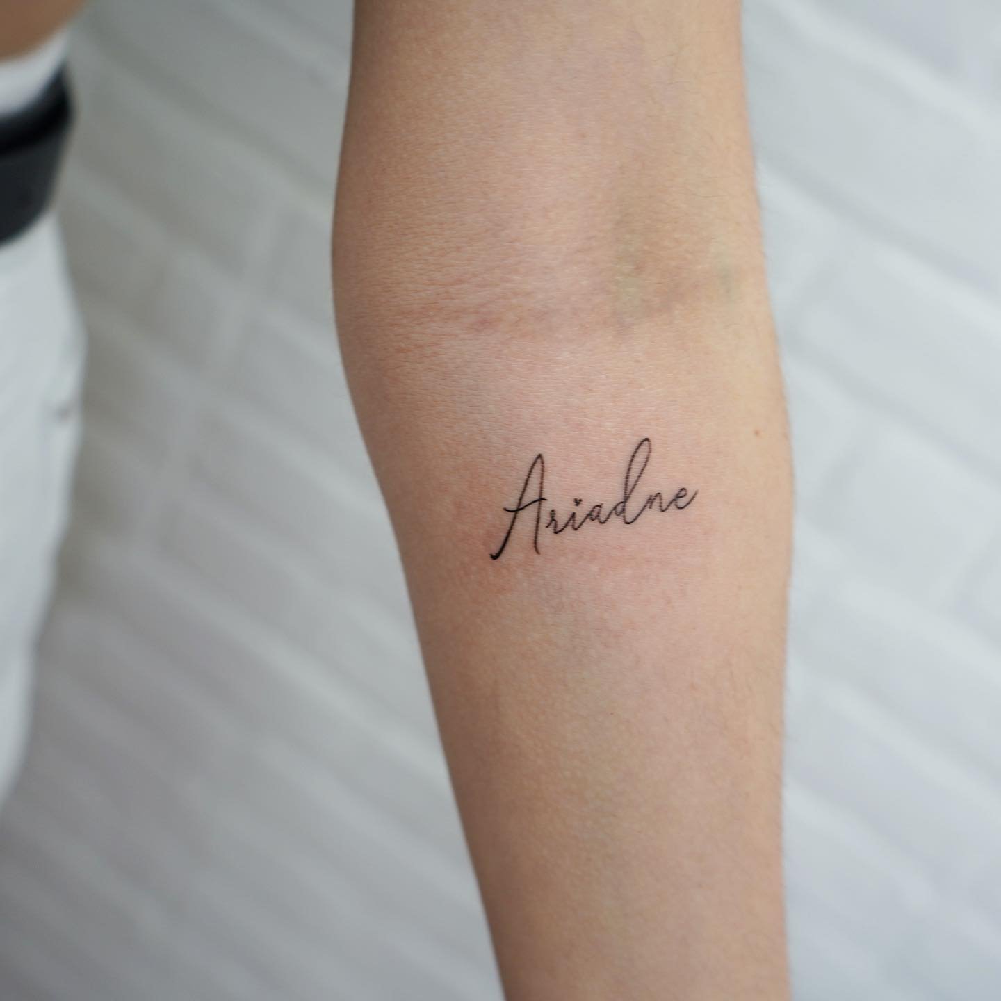Tatuaje de frase en antebrazo, línea fina Sinkply Madrid