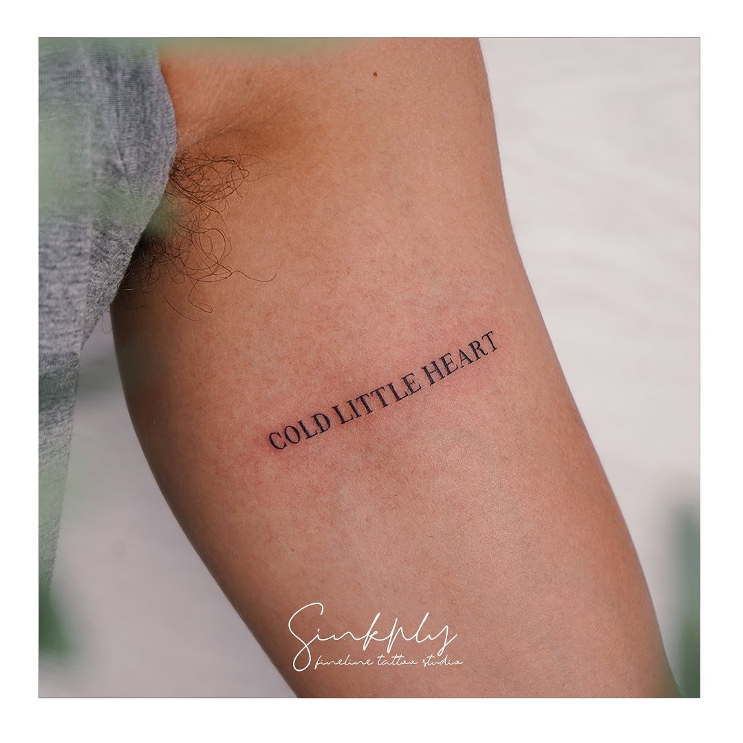 Tatuaje de frase en antebrazo, línea fina Sinkply Madrid