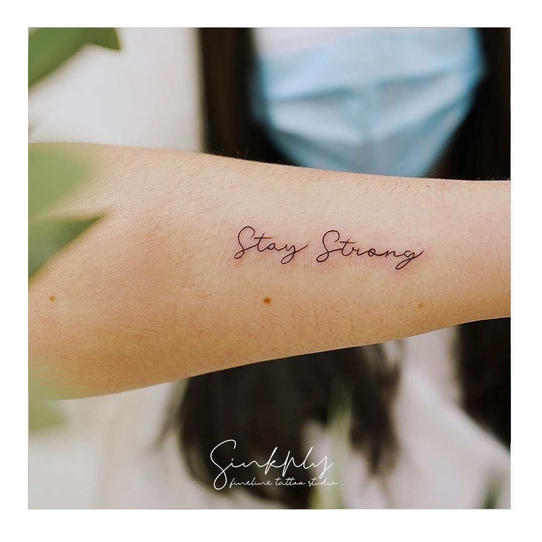 Tatuaje de frase en antebrazo, línea fina Sinkply Madrid