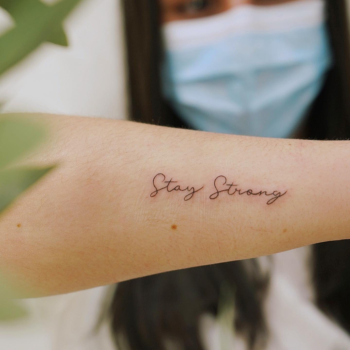 Tatuaje de frase en antebrazo, línea fina Sinkply Madrid